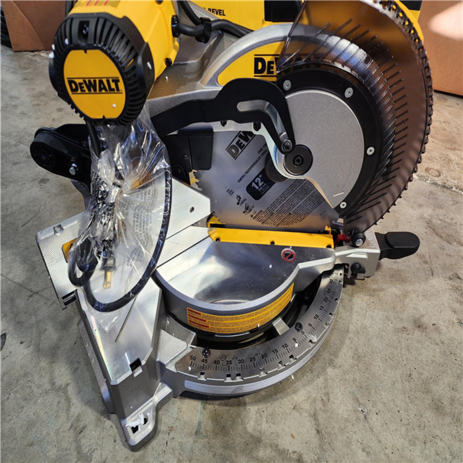 HOUSTON LOCATION - AS-IS (APPEARS LIKE NEW) DeWalt 15 Amp Corded 12 in. Compound Double Bevel Miter Saw