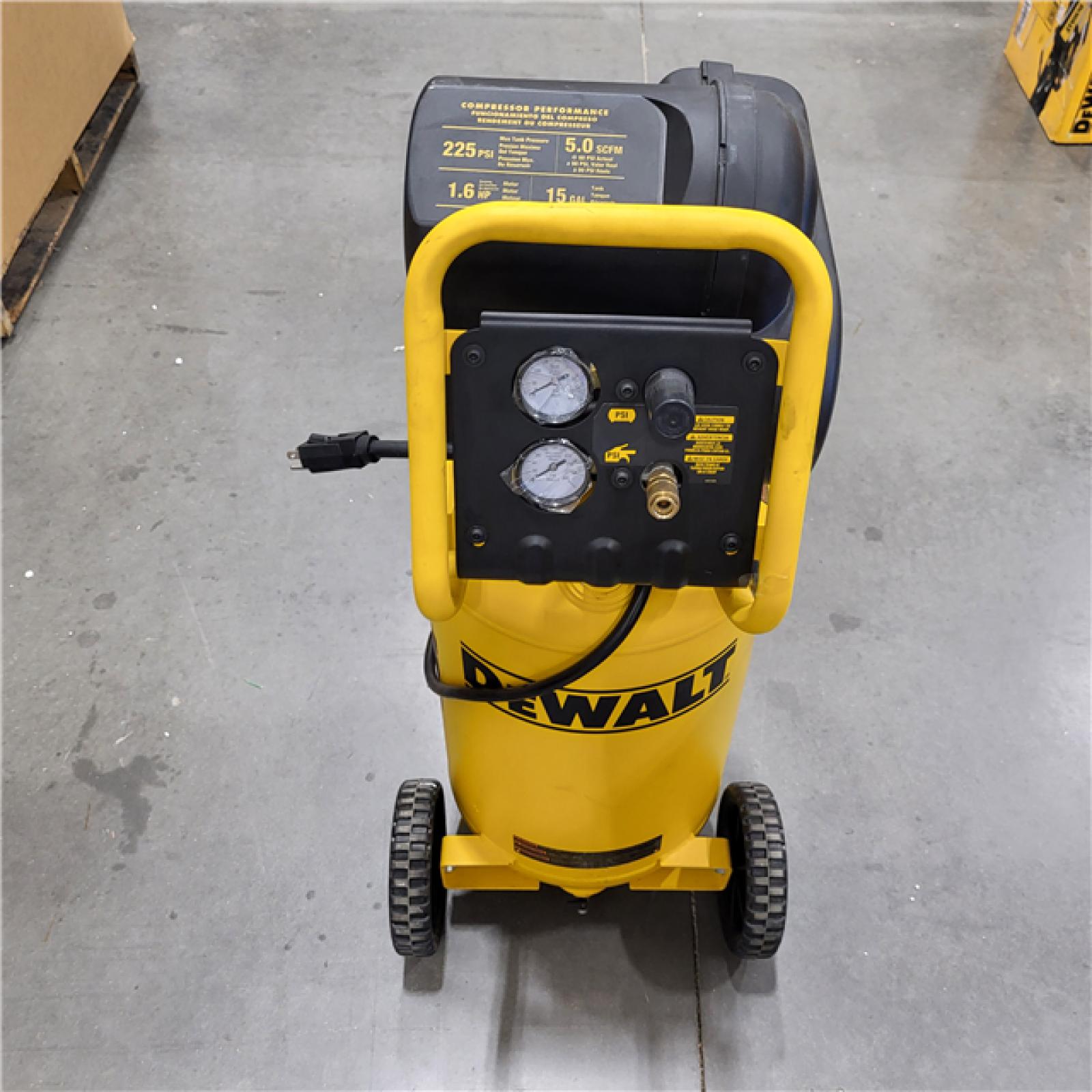 AS-IS Compresseur D'air Vertical Ã‰lectrique Portable Dewalt 15 Gallons Ã€ Un Ã‰tage D55168 - Rona