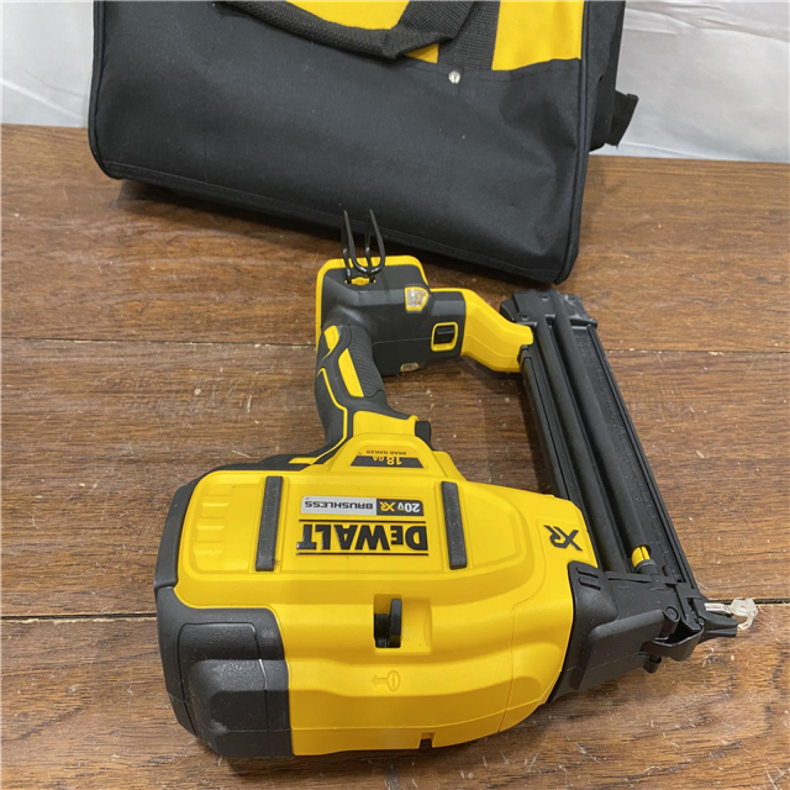 as-isDEWALT 20V MAX XR 18 Gauge Brad Nailer Kit