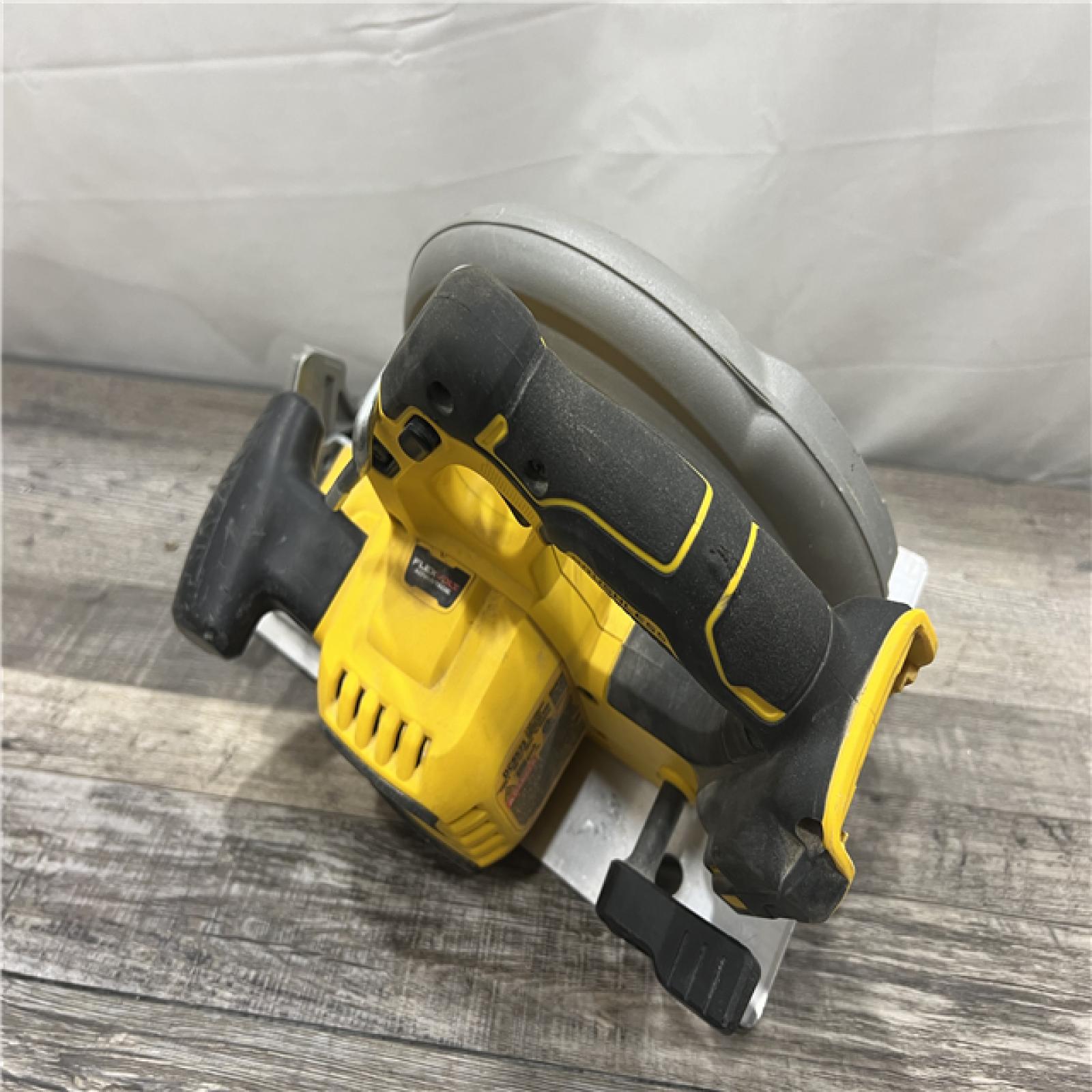 AS-IS DEWALT 20V MAX Cordless Brushless 7-1/4 in. Sidewinder Style Circular Saw with FLEXVOLT ADVANTAGE (Tool Only)