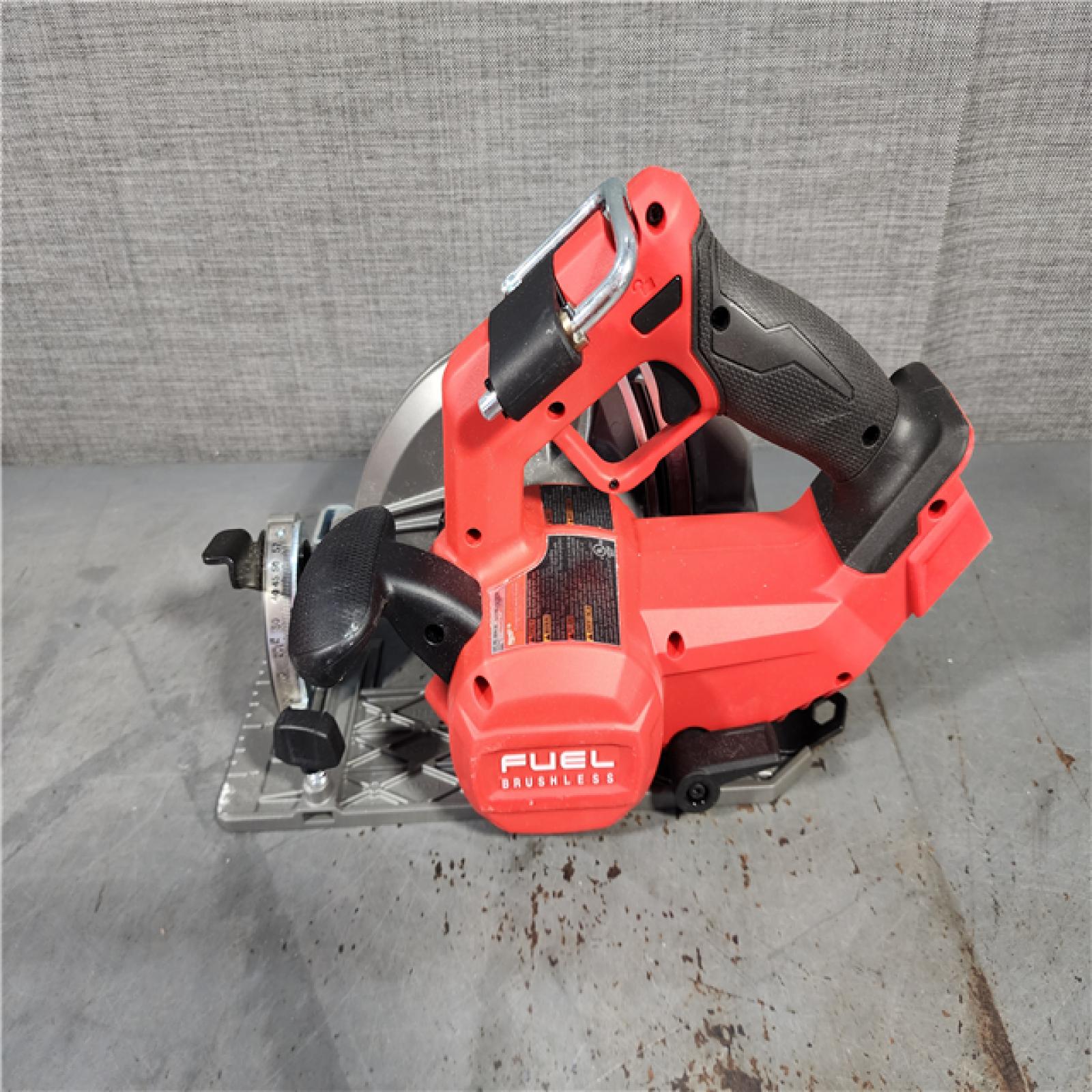 HOUSTON LOCATION - AS-IS Milwaukee M18 FUEL 18V Lithium-Ion Brushless Cordless 7-1/4 in. Circular Saw (Tool-Only)