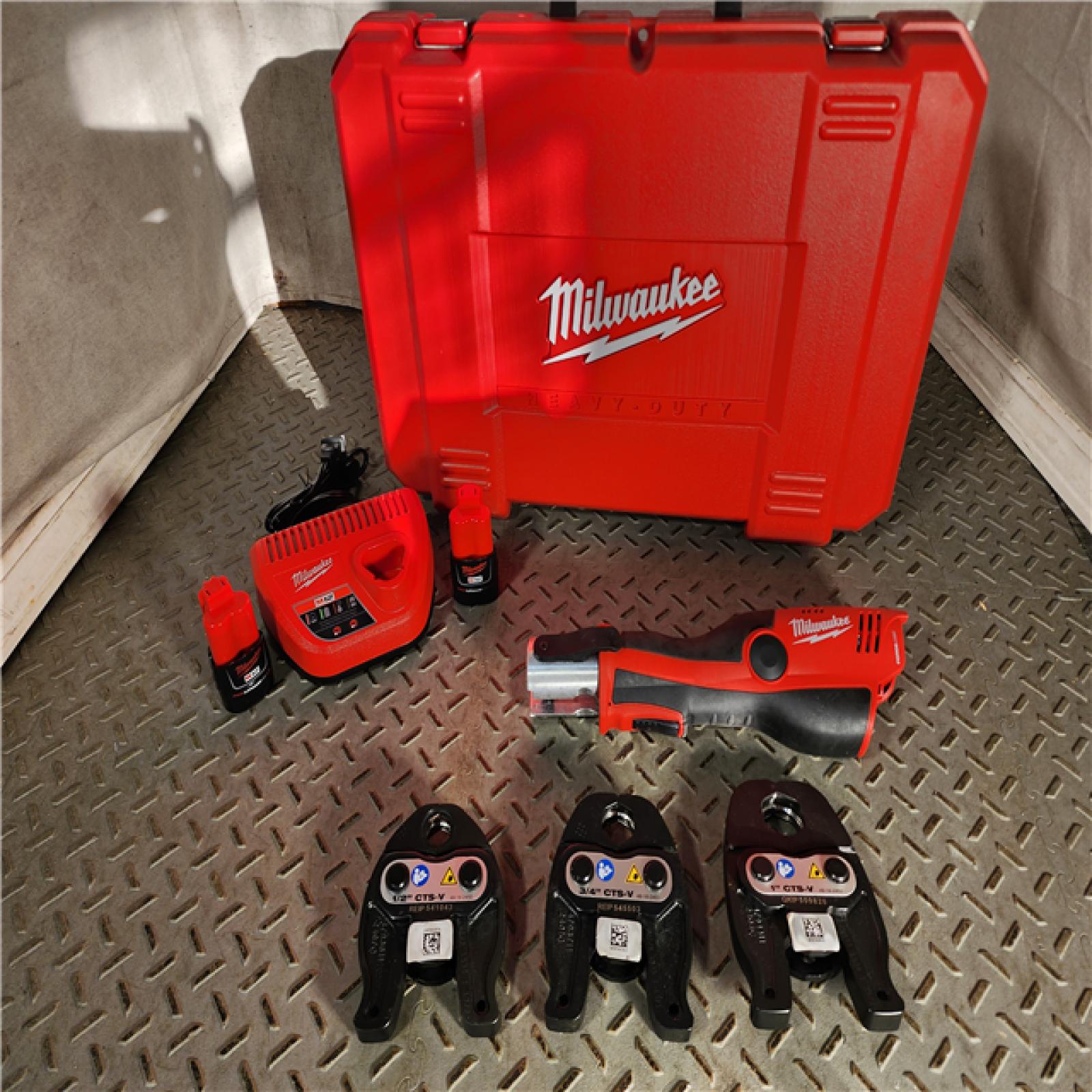 HOUSTON LOCATION - AS-IS Milwaukee M12 Force Logic Press Tool 1/2 in. to 1 in. Kit