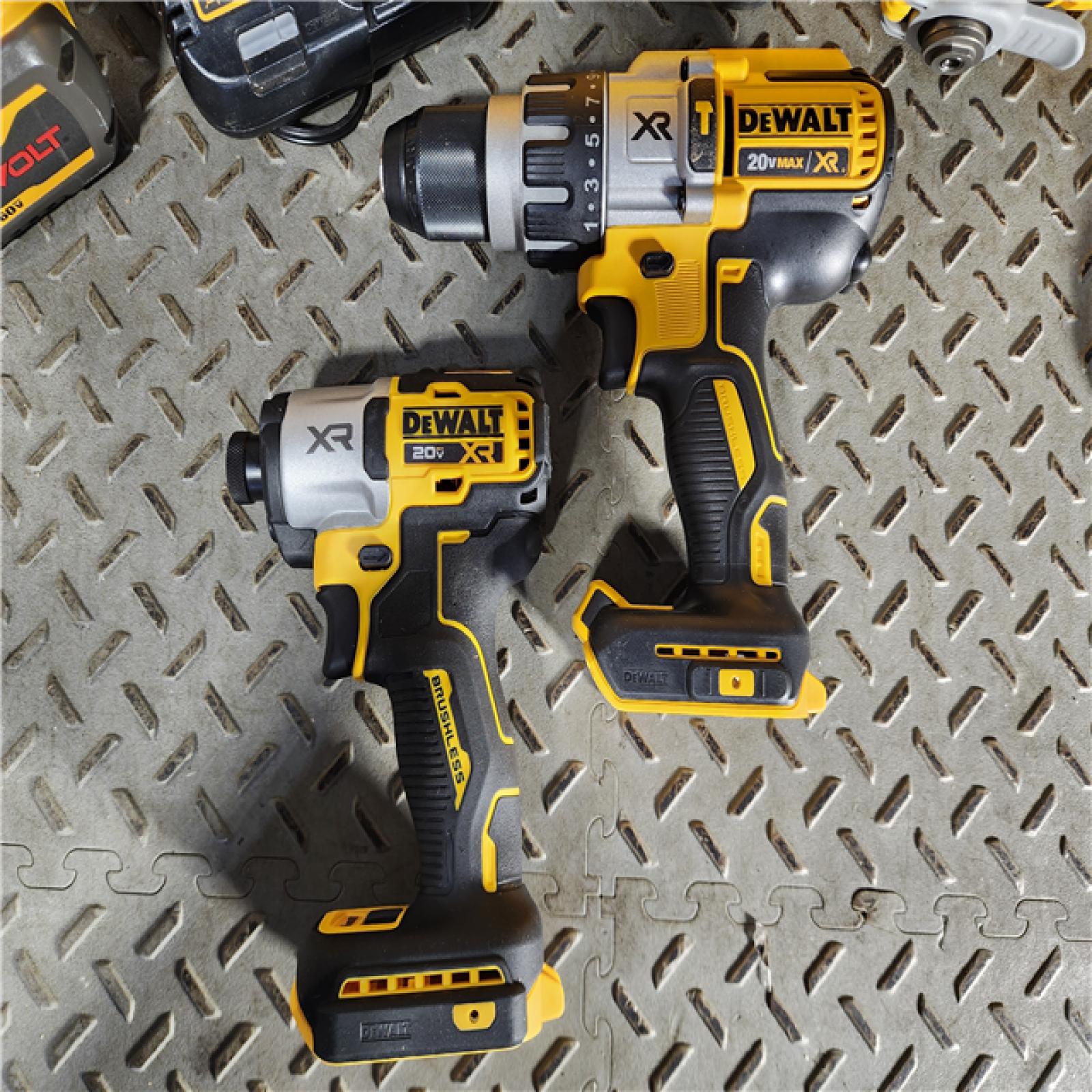 HOUSTON LOCATION - AS-IS (APPEARS LIKE NEW) DEWALT 20-Volt Lithium-Ion Cordless 3-Tool Combo Kit with FLEXVOLT 9 Ah and 20V 8 Ah Batteries and Charger