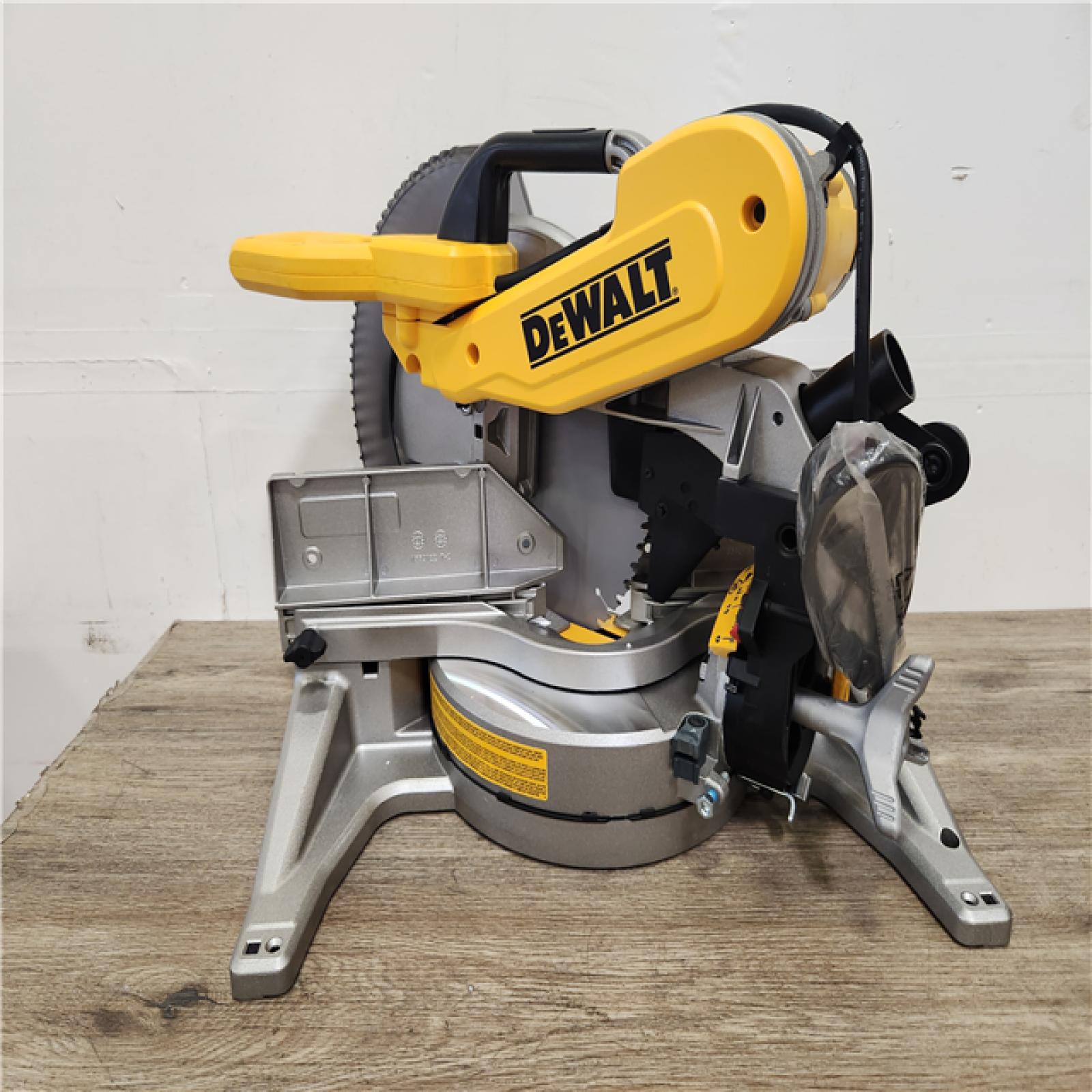 Phoenix Location Appears NEW DEWALT 15 Amp Corded 12 in. Compound Double Bevel Miter Saw