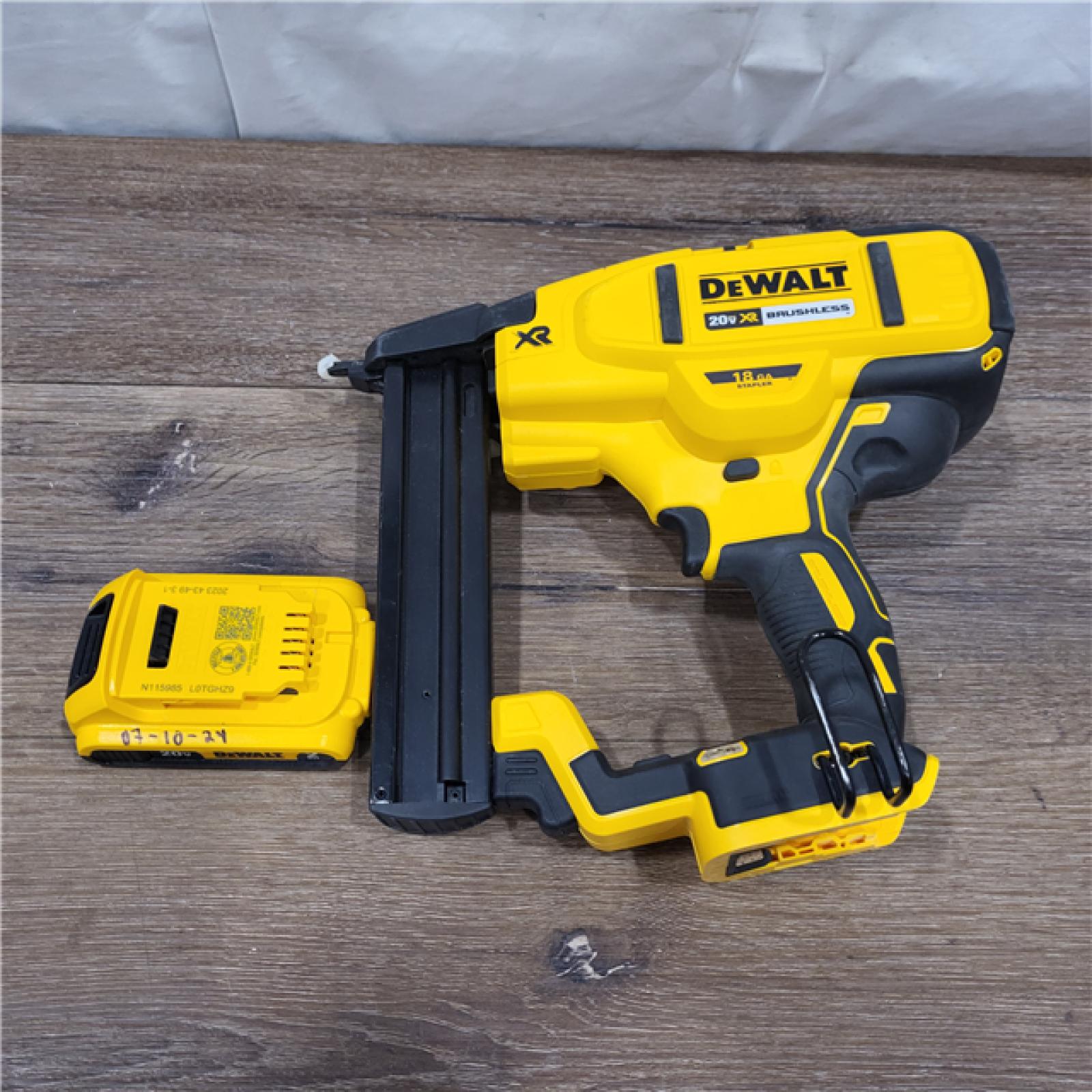 AS-IS DEWALT DCN681D1 20V 18Ga Stapler Kit