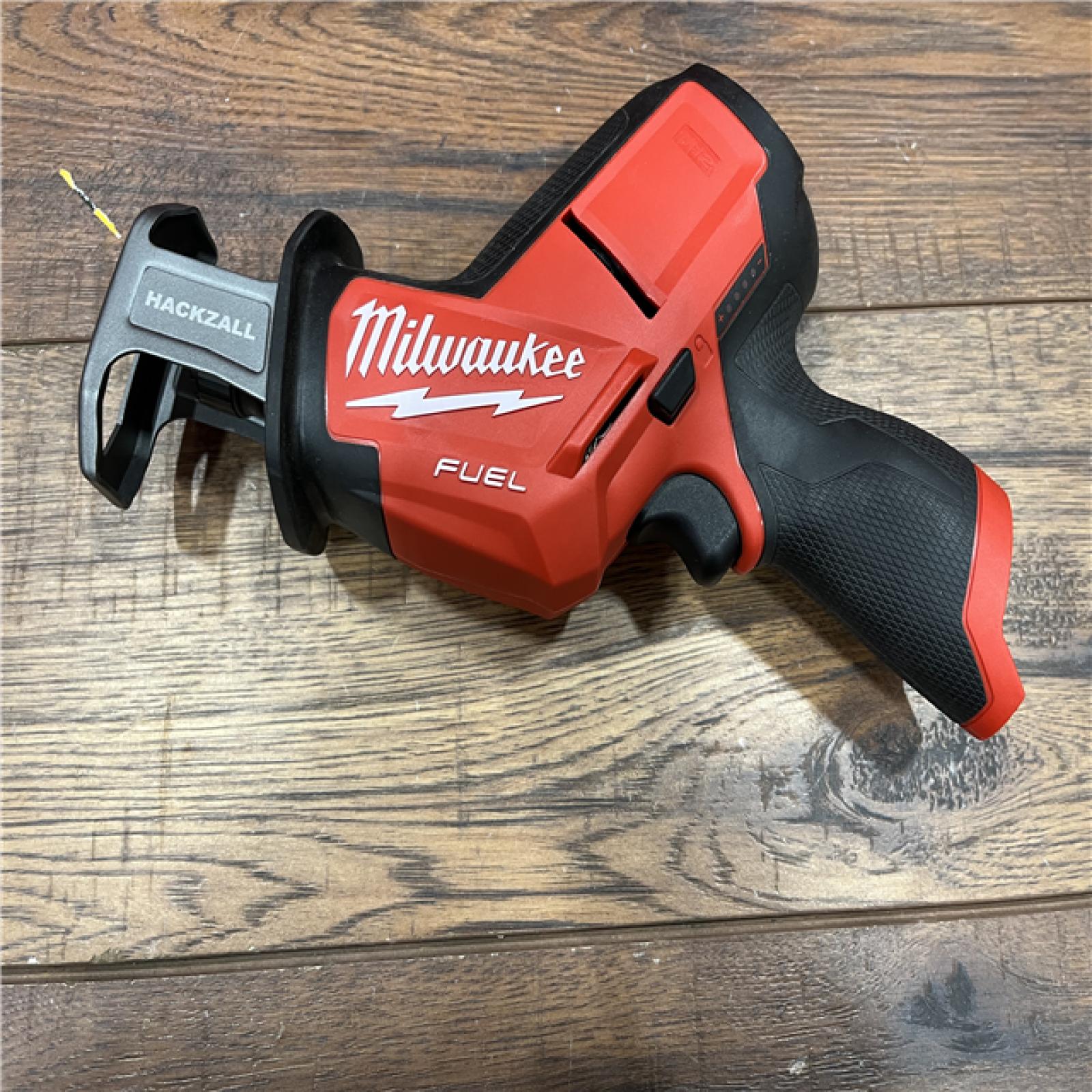 AS-IS MILWAUKEE M12 Fuel Kit De Sierra Sable Reciproca Hackzall Con 1 BaterÃ­a Milwaukee