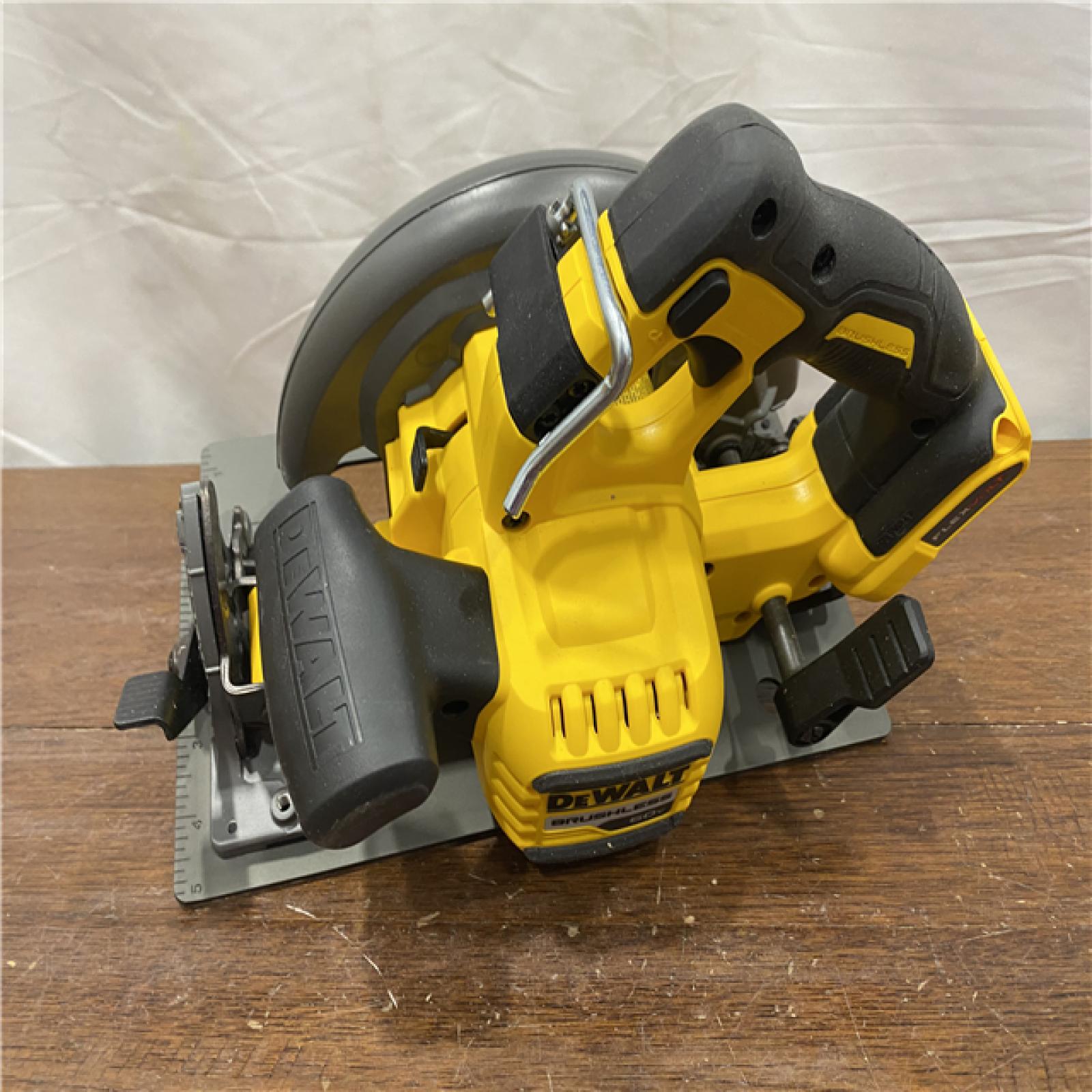 AS-ISDeWALT Flexvolt Max 7-1/4  60V Brushless Circular Saw DCS578B