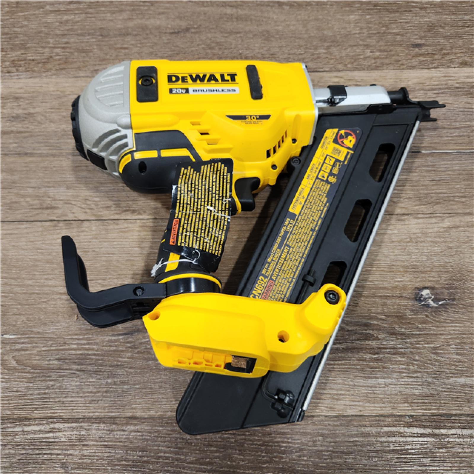 AS-IS DeWalt 20V MAX Brushless Cordless 2-Speed 30° Paper Collated Framing Nailer Kit