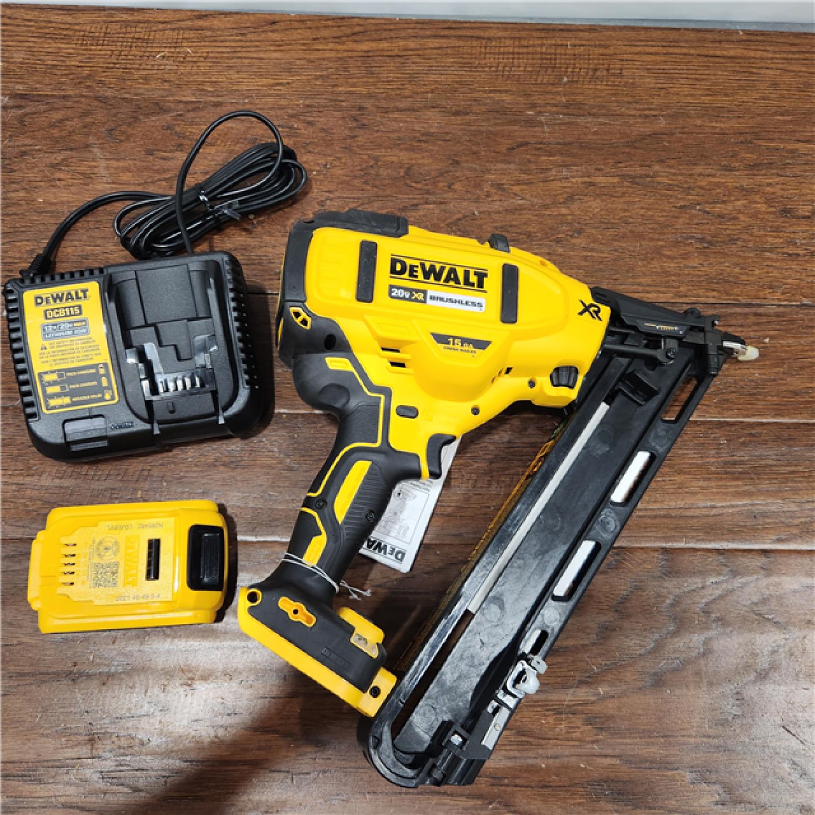 NEW DEWALT 20V MAX XR 15 Ga. Cordless 34 Deg Nailer 20 V