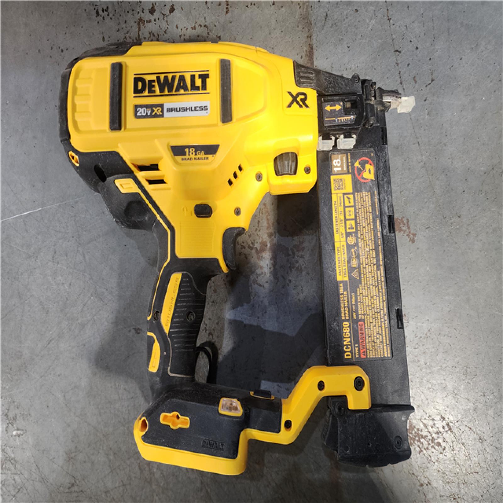 HOUSTON LOCATION - AS-IS DEWALT 20V MAX XR 18 Gauge Brad Nailer Kit