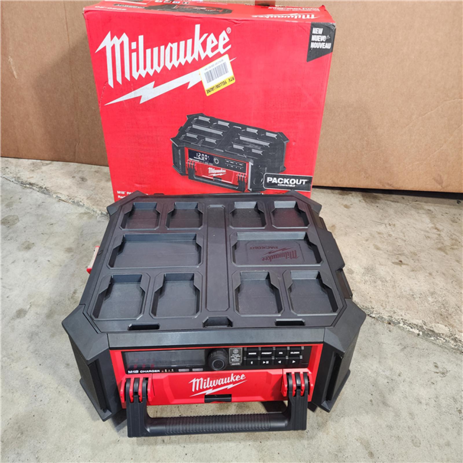 HOUSTON LOCATION - AS-IS (APPEARS LIKE NEW) Milwaukee 2950-20 18V M18 PACKOUT Lithium-Ion Cordless Radio + Charger (Tool Only)