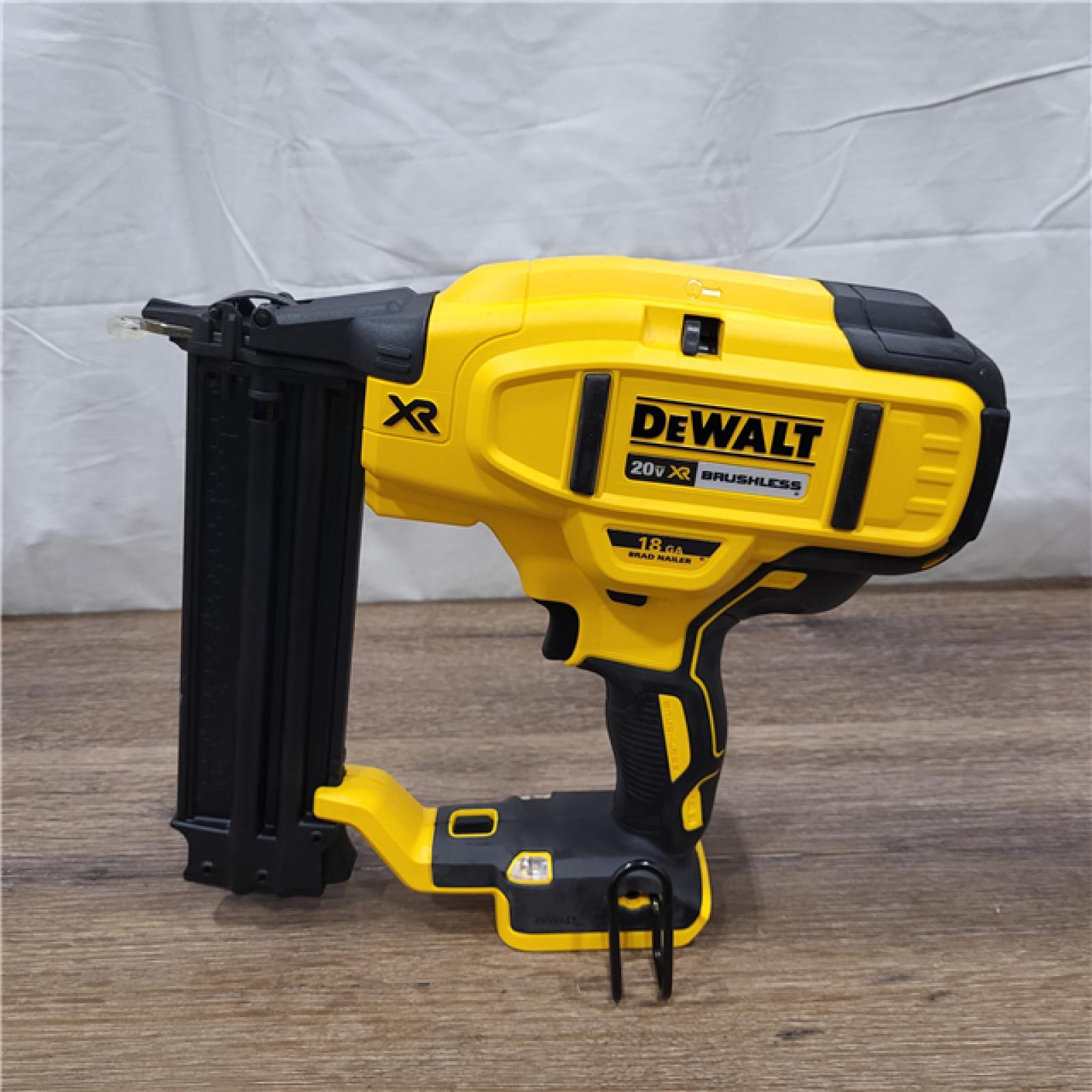 NEW! DEWALT 20V MAX XR 18 Gauge Brad Nailer Kit