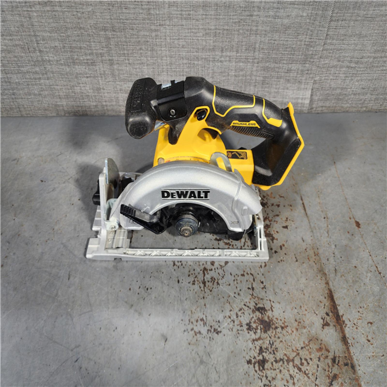 HOUSTON LOCATION - AS-IS DeWALT DCS565B 20V Max Brushless 6.5   Cordless Circular Saw (TOOL ONLY)