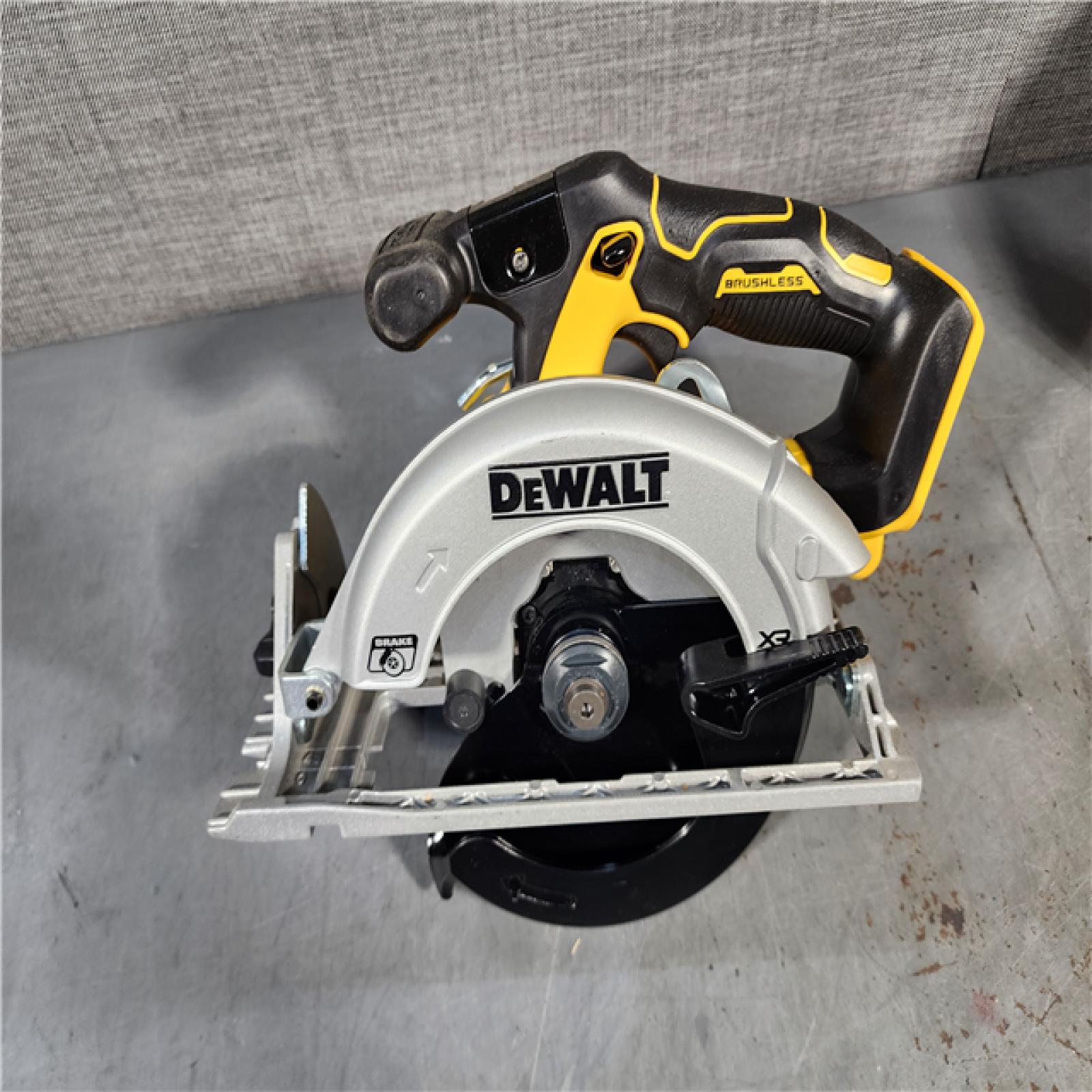 HOUSTON LOCATION - AS-IS (APPEARS LIKE NEW) DeWALT DCS565B 20V Max Brushless 6.5   Cordless Circular Saw