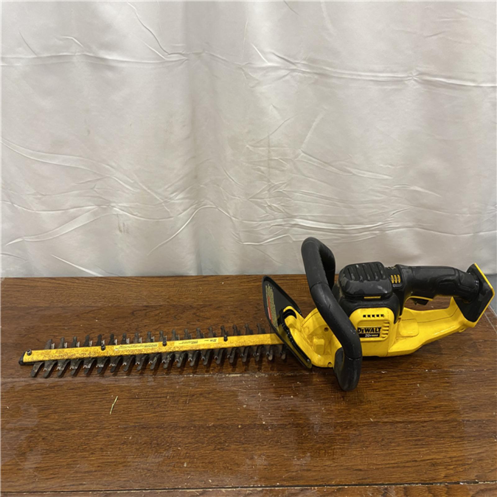 AS-ISDEWALT 20V MAX 22 Cordless Hedge Trimmer