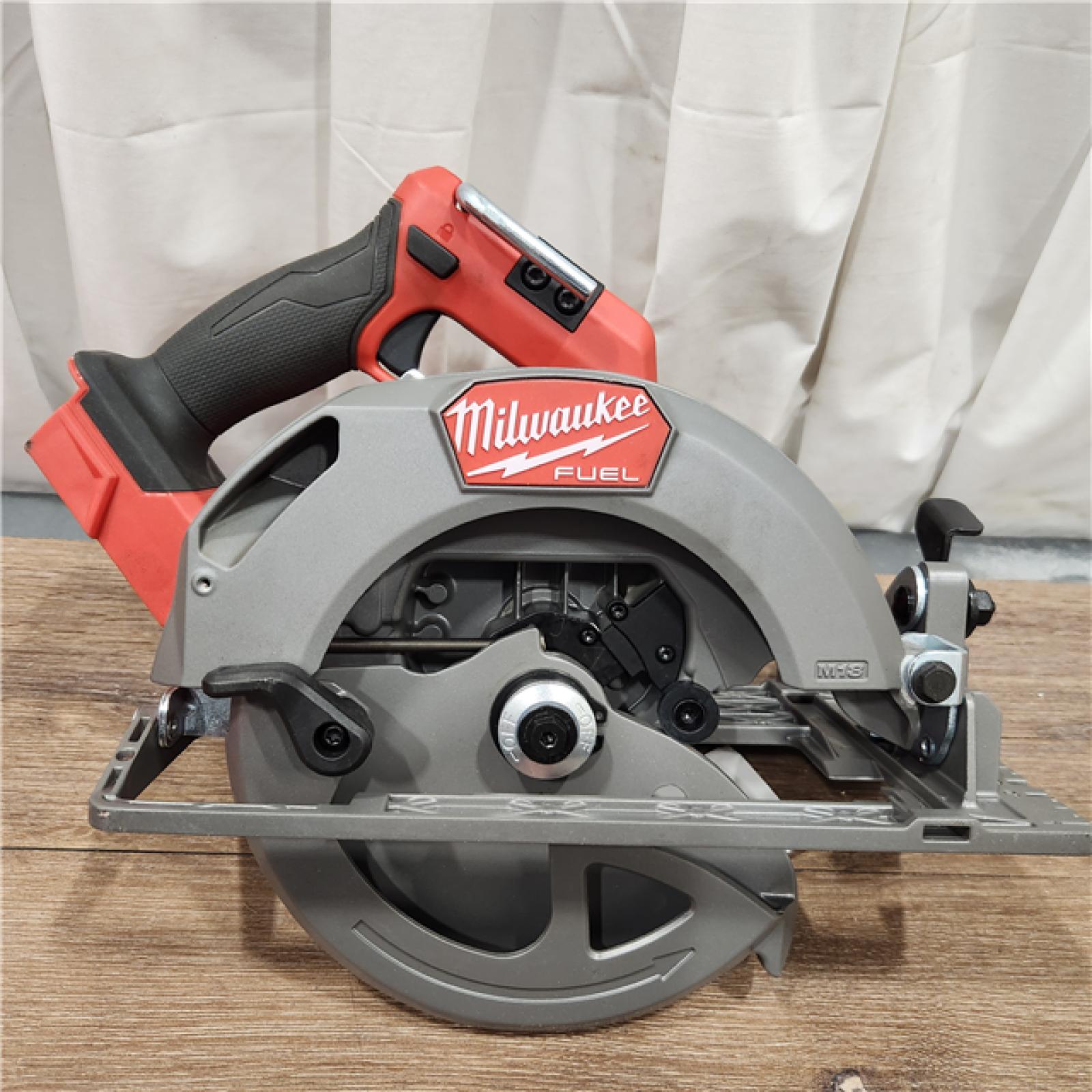 AS-IS Milwaukee M18 FUEL 18V Lithium-Ion Brushless Cordless 7-1/4 in. Circular Saw (Tool-Only)