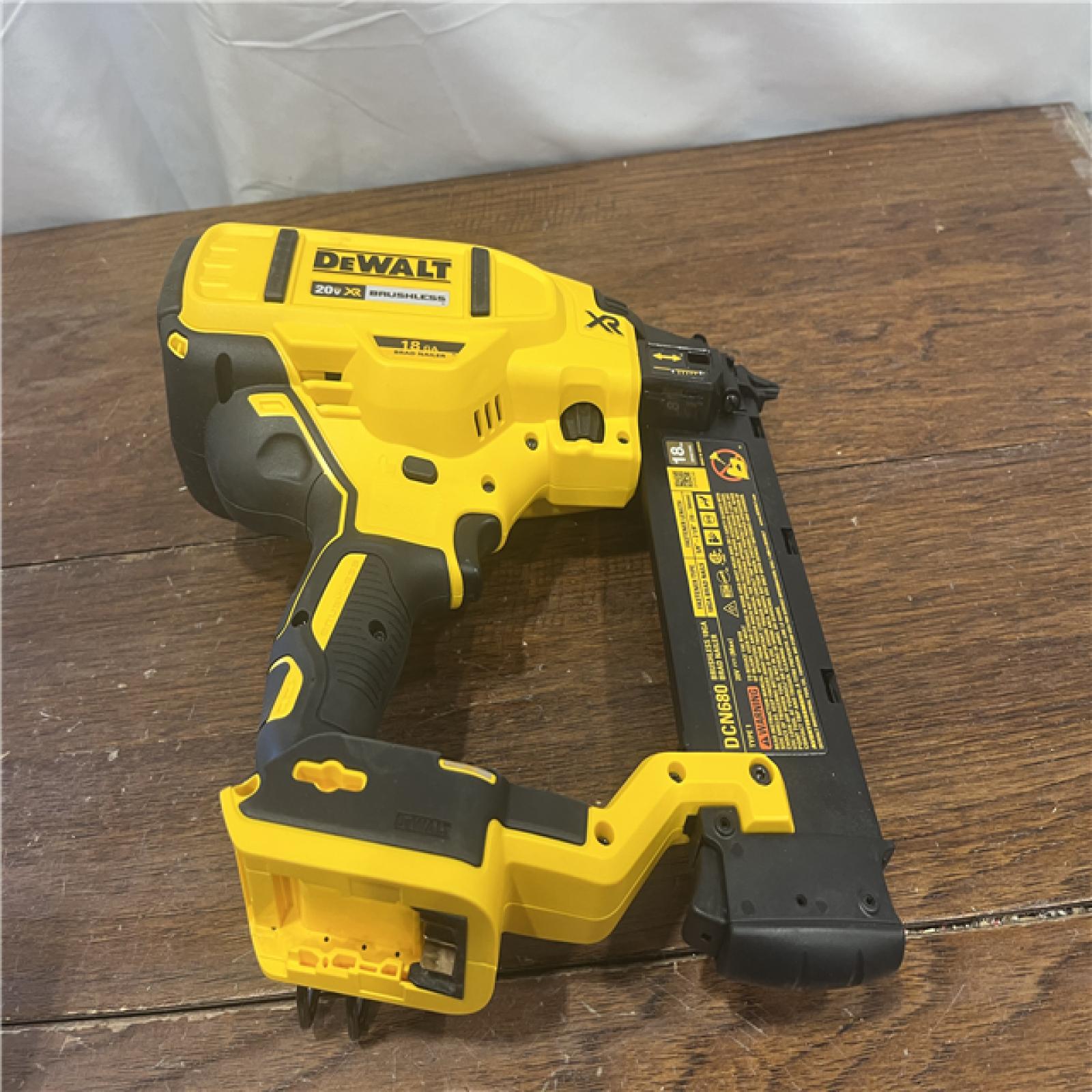 AS-ISDeWalt 20V MAX XR Lithium-Ion Electric Cordless 18-Gauge Brad Nailer (Tool Only)