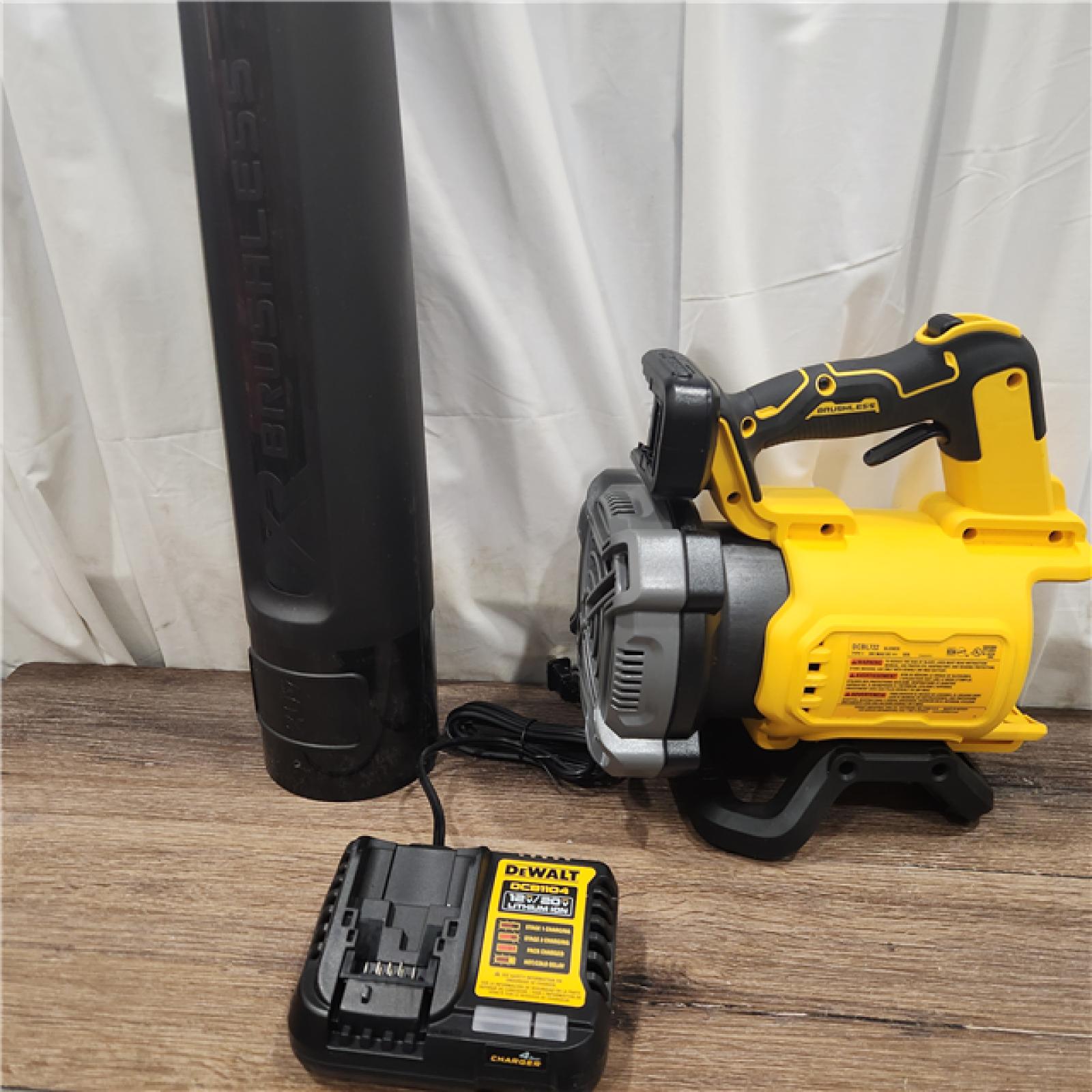 AS IS DeWalt Brushless Cordless Battery Powered Handheld Leaf Blower KIT