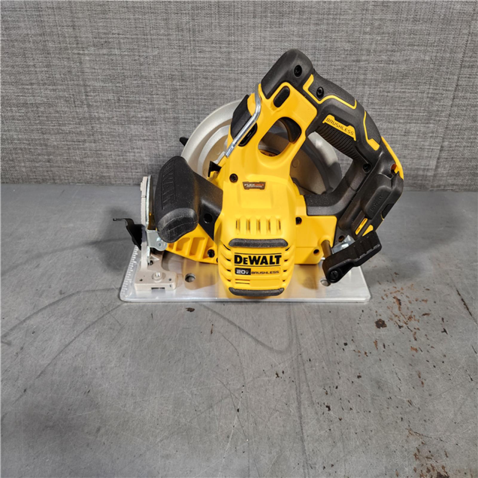 HOUSTON LOCATION - AS-IS DEWALT 20V MAX Cordless Brushless 7-1/4 in. Sidewinder Style Circular Saw with FLEXVOLT ADVANTAGE (Tool Only)