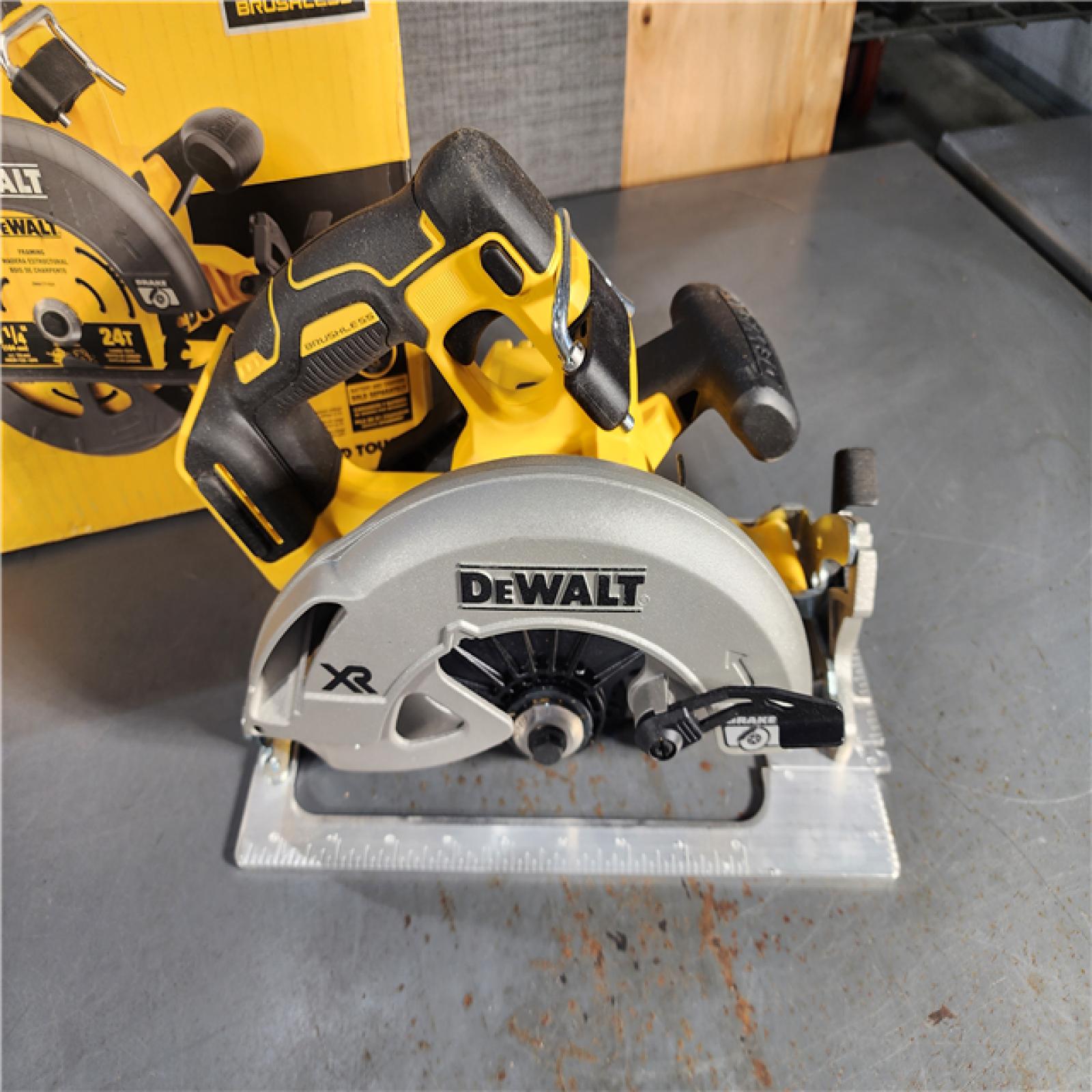 HOUSTON LOCATION - AS-IS DeWALT Flexvolt Max 7-1/4  60V Brushless Circular Saw DCS578B