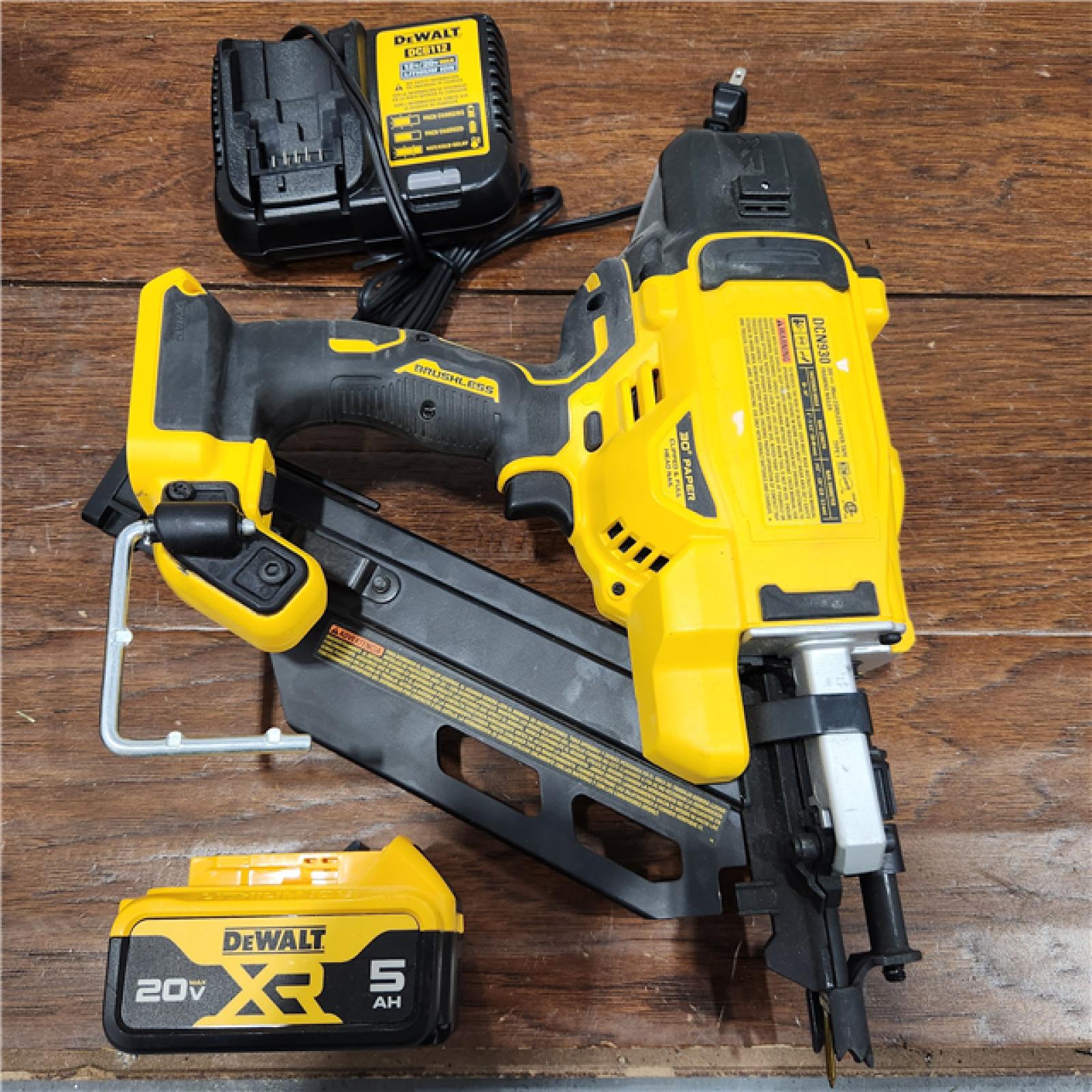 AS-IS DeWalt 20V MAX Brushless Cordless 2-Speed 30° Paper Collated Framing Nailer Kit