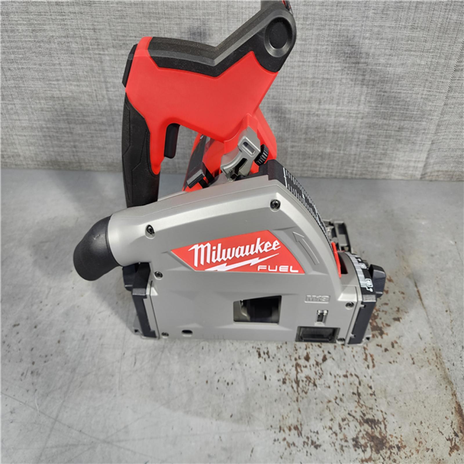 HOUSTON LOCATION - AS-IS (APPEARS LIKE NEW) Milwaukee 2831-21 M18 FUEL 18-Volt Lithium-Ion Brushless Cordless 6-1/2 in. Plunge Track Saw PACKOUT Kit with One 6.0 Ah Battery