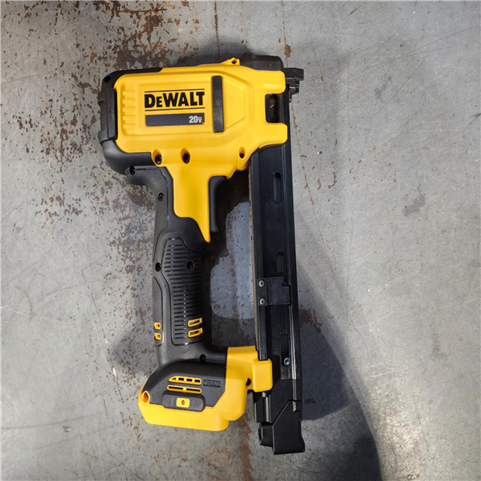 HOUSTON LOCATION - AS-IS (APPEARS LIKE NEW) Dewalt 20-Volt MAX Cordless Cable Stapler Kit