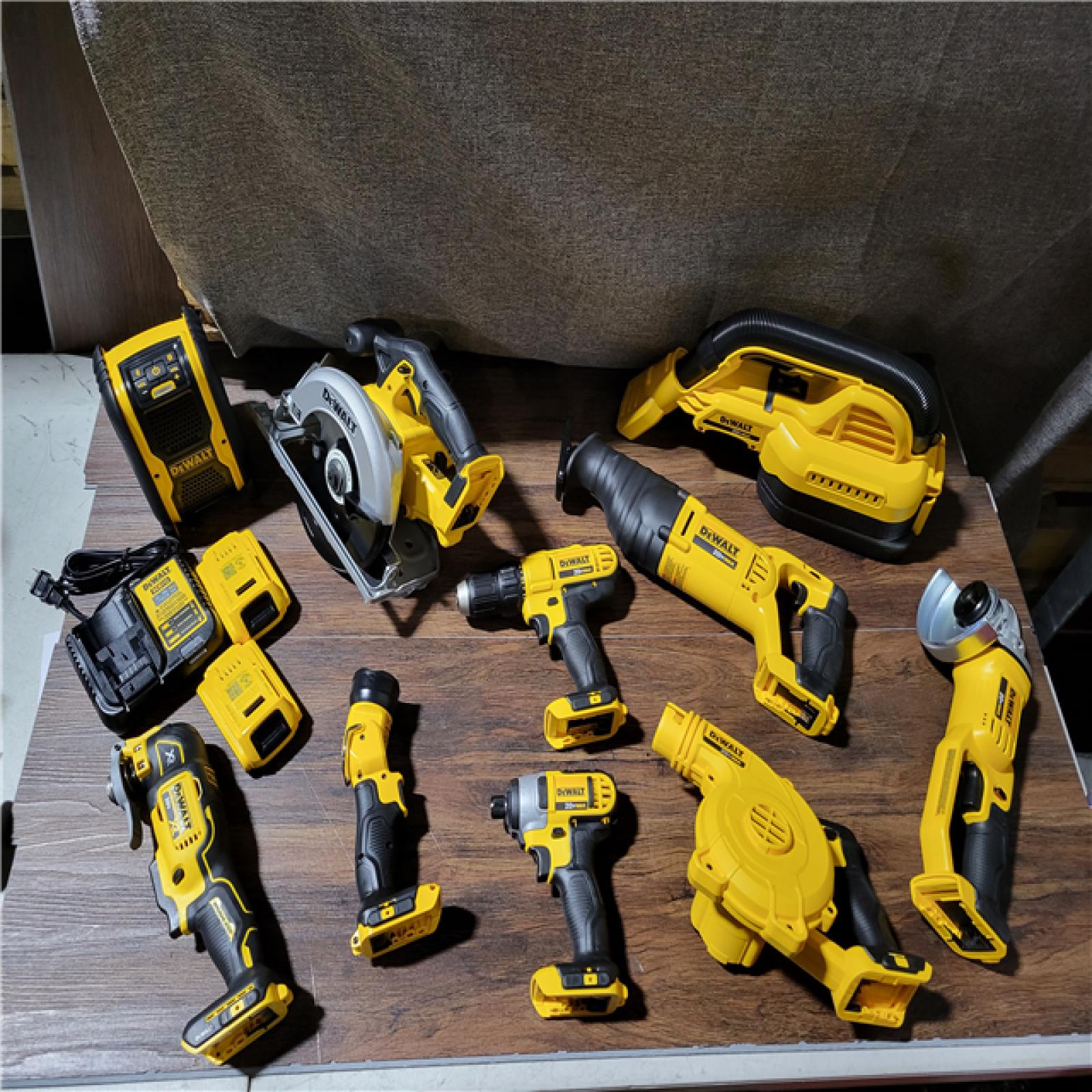 CALIFORNIA NEW DEWALT 10-TOOL COMBO KIT (2 BATTERIES, 1 CHARGER, 2 BAGS INCLUDED)