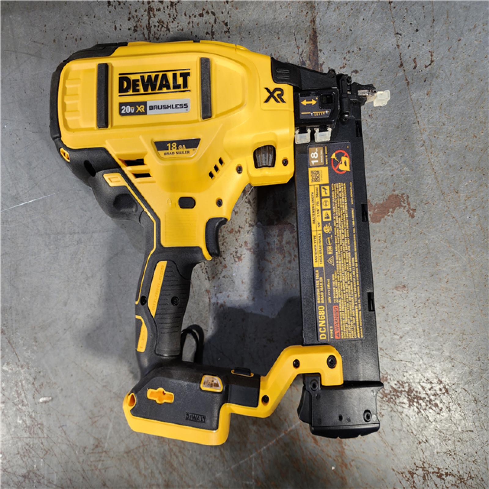 HOUSTON LOCATION - AS-IS DEWALT 20V MAX XR 18 Gauge Brad Nailer Kit