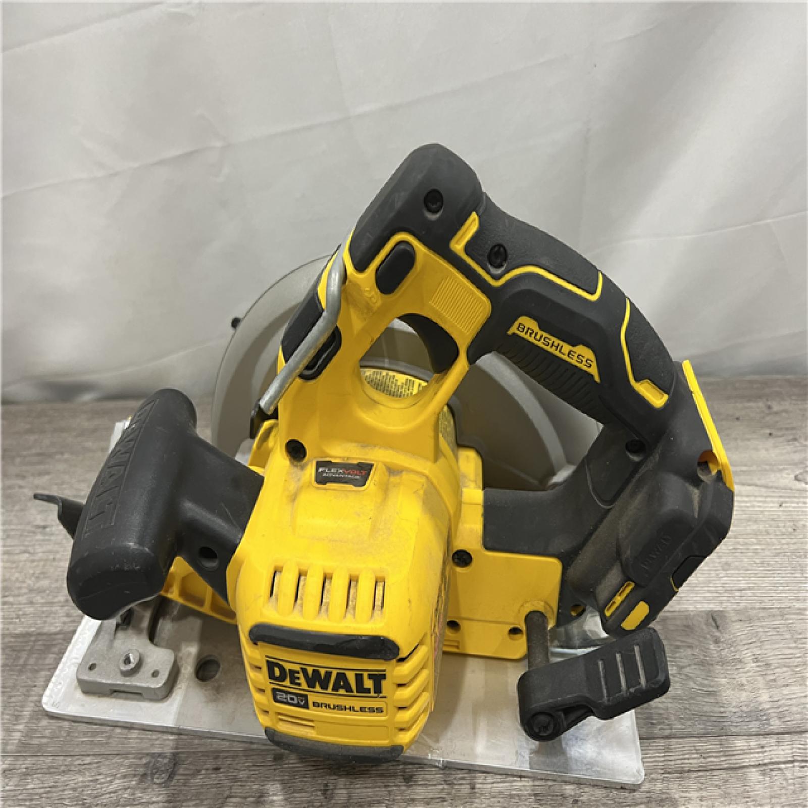 AS-IS DEWALT 20V MAX Cordless Brushless 7-1/4 in. Sidewinder Style Circular Saw with FLEXVOLT ADVANTAGE (Tool Only)