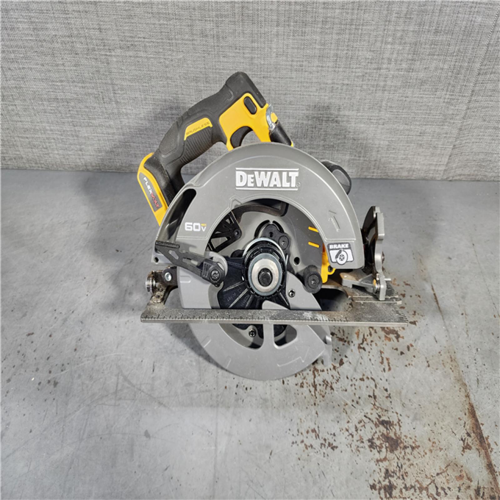 HOUSTON LOCATION - AS-IS DeWALT Flexvolt Max 7-1/4  60V Brushless Circular Saw DCS578B (Bare Tool)