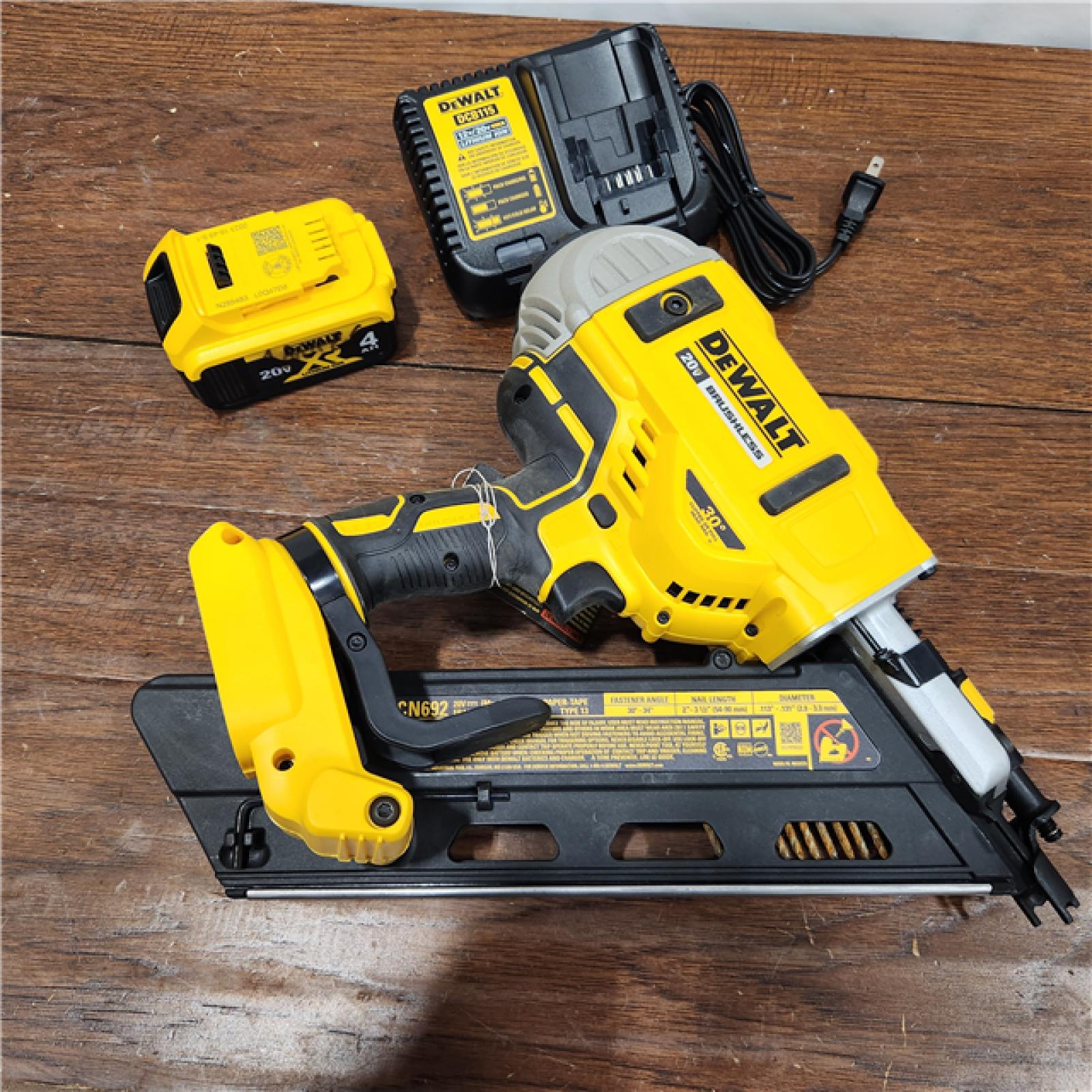 AS-IS DeWalt 20V MAX Brushless Cordless 2-Speed 30° Paper Collated Framing Nailer Kit