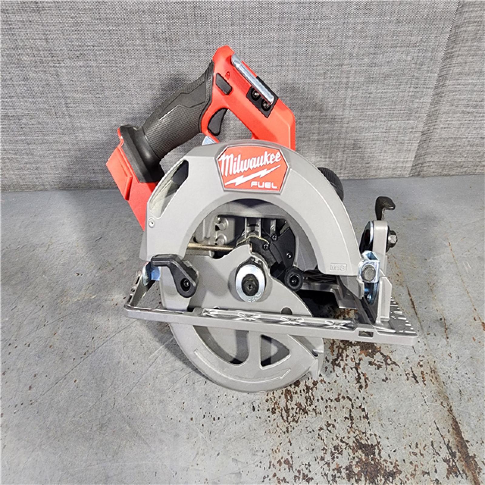 HOUSTON LOCATION - AS-IS Milwaukee M18 FUEL 18V Lithium-Ion Brushless Cordless 7-1/4 in. Circular Saw (Tool-Only)