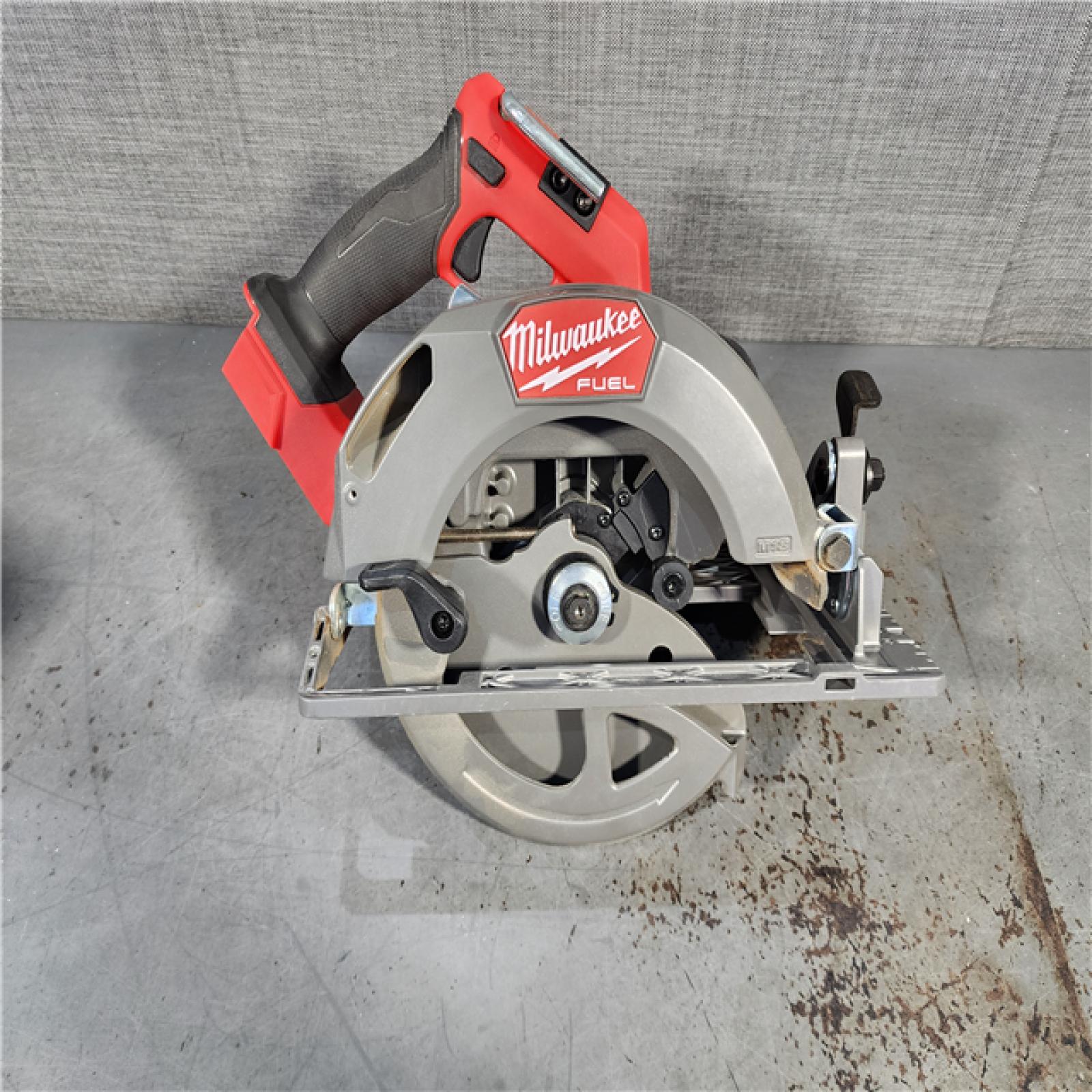 HOUSTON LOCATION - AS-IS Milwaukee M18 FUEL 18V Lithium-Ion Brushless Cordless 7-1/4 in. Circular Saw (Tool-Only)