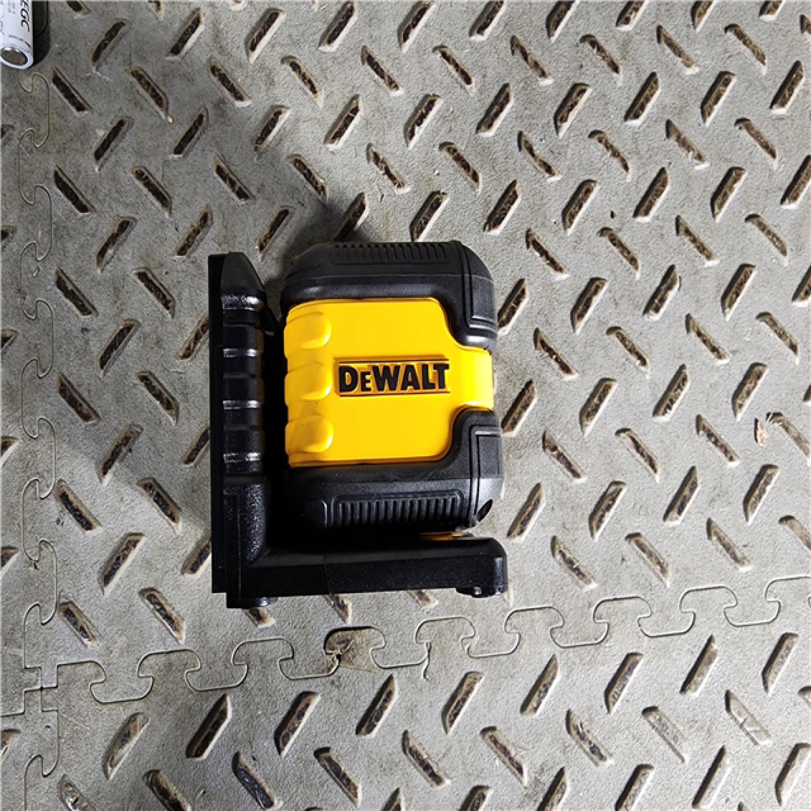 HOUSTON LOCATION - AS-IS (APPEARS LIKE NEW) DEWALT 55 ft. Green Self-Leveling Cross Line Laser Level with (2) AA Batteries & Case