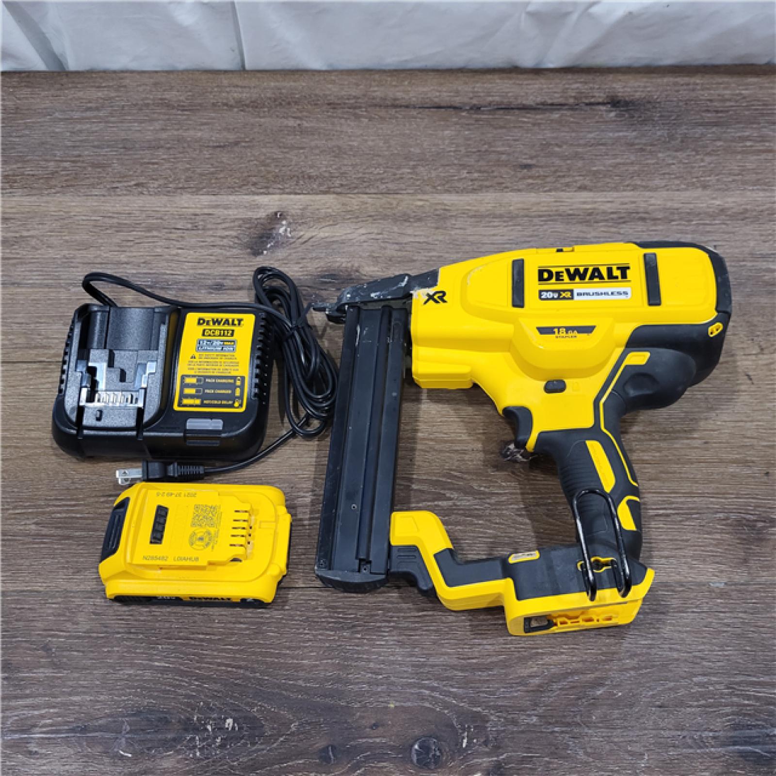 AS-IS  DEWALT DCN681D1 20V 18Ga Stapler Kit