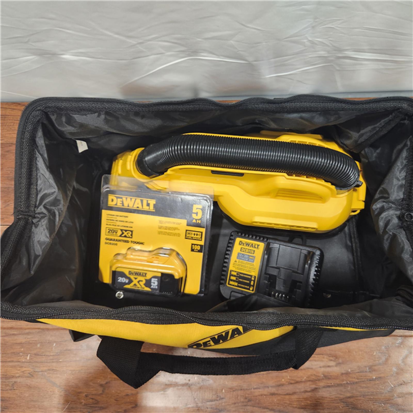 NEW DEWALT DCV517M1 20V MAX Cordless 1/2 gallon Wet/Dry Portable Vac Kit