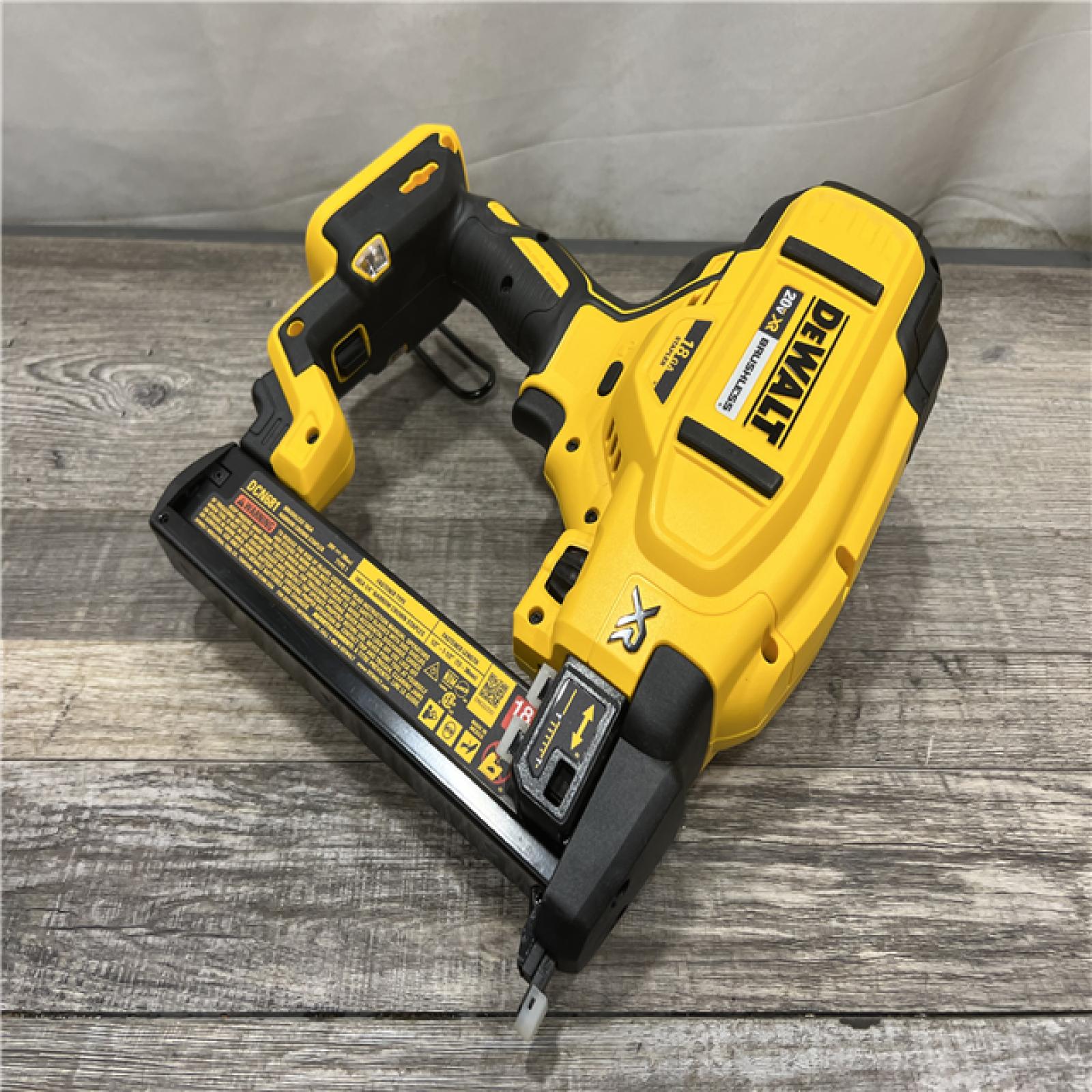 AS-IS DEWALT in Box DEWALT DCN681D1 20V 18Ga Stapler Kit