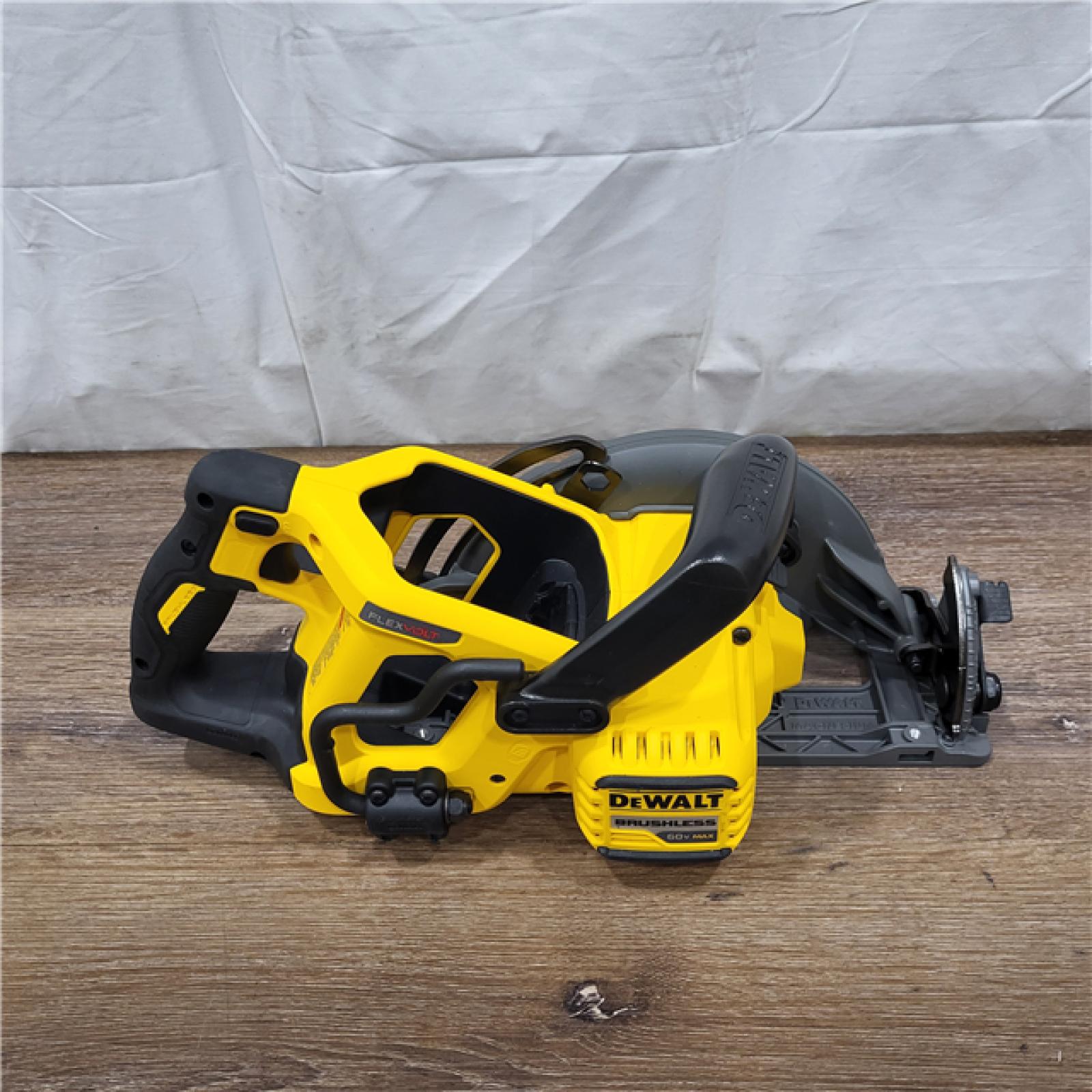 NEW! DEWALT DCS577X1 60V FLEXVOLT MAX Lithium-Ion 7-1/4 Brushless Cordless Wormdrive Style Circular Saw Kit 9.0 Ah