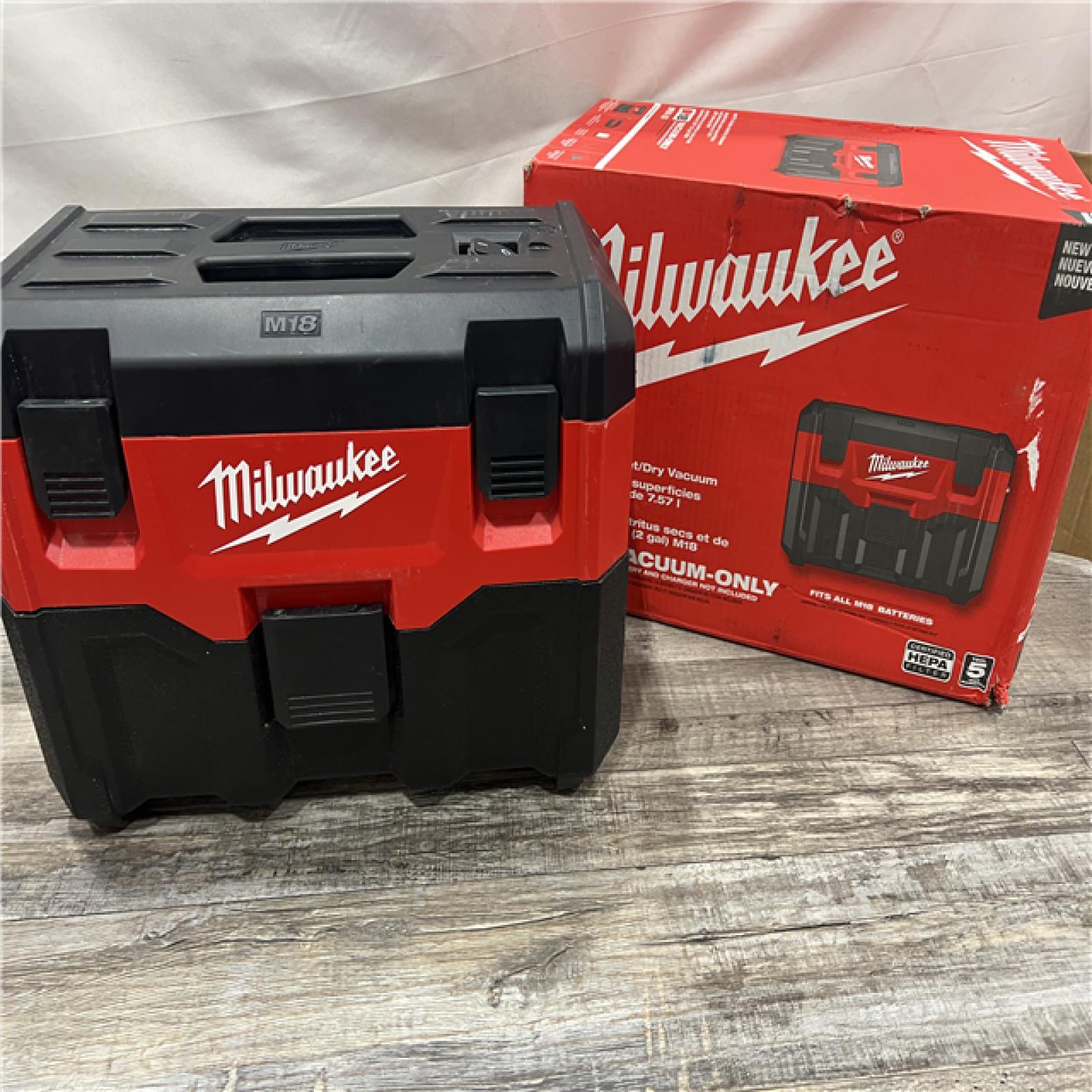 AS-IS Milwaukee M18 Vacuum 2Gal 6  Hose Access Bare Tool