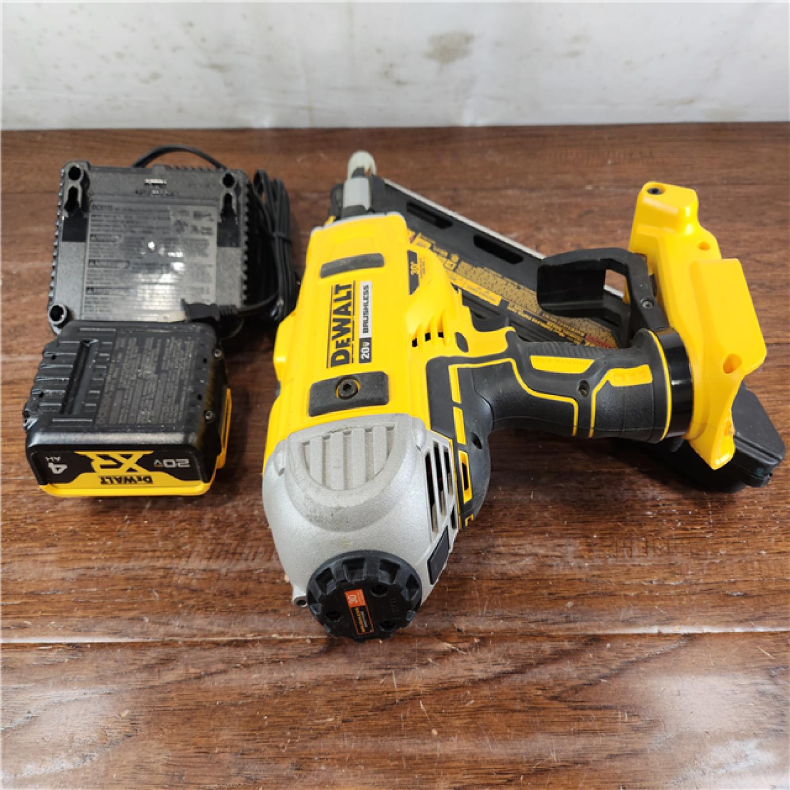 AS-IS DeWalt 20V MAX Brushless Cordless 2-Speed 30° Paper Collated Framing Nailer Kit