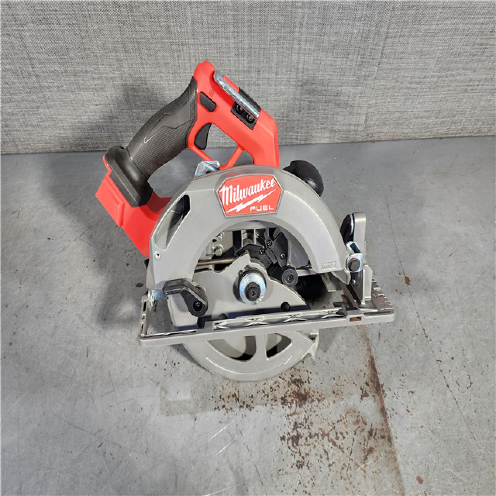 HOUSTON LOCATION - AS-IS Milwaukee M18 FUEL 18V Lithium-Ion Brushless Cordless 7-1/4 in. Circular Saw (Tool-Only)