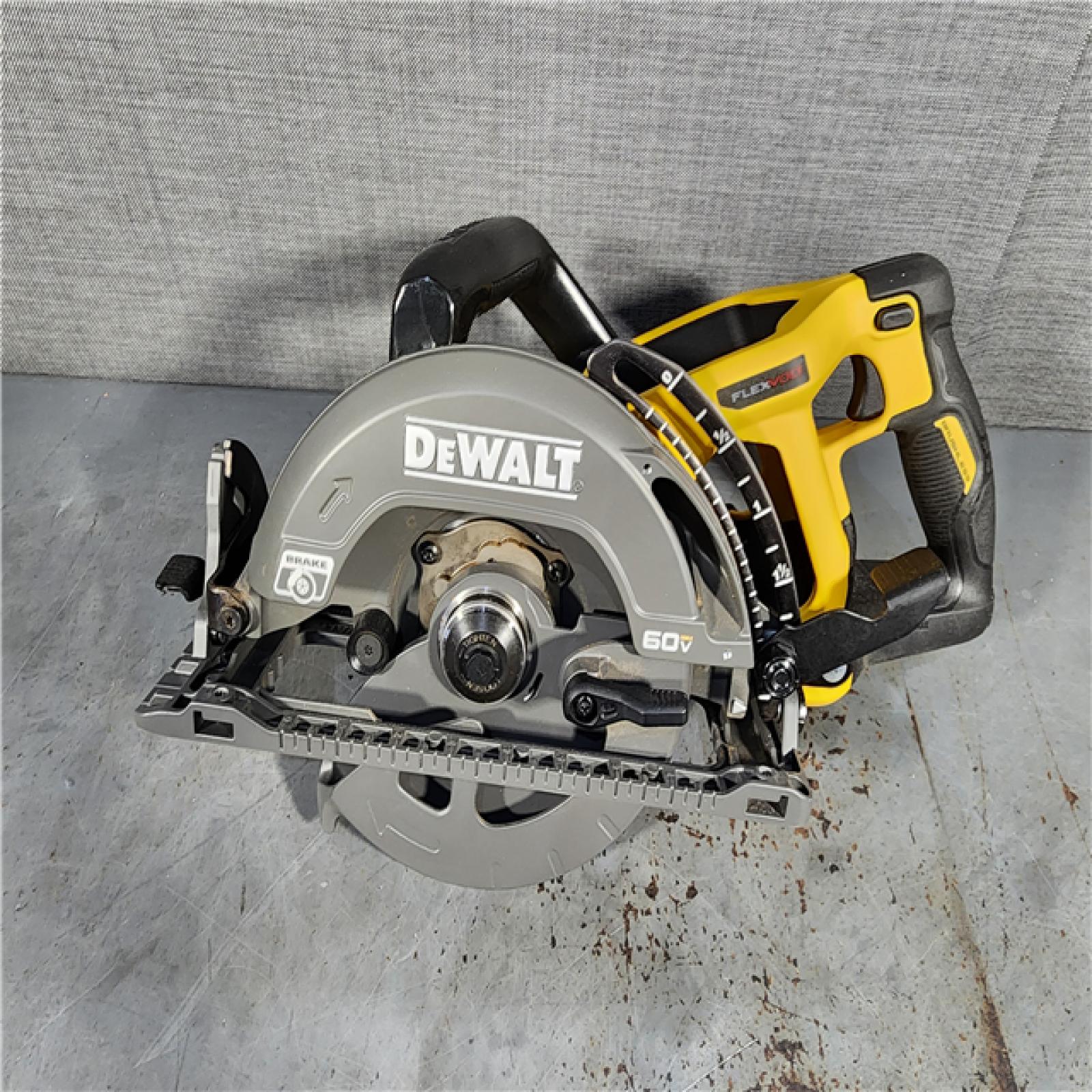 HOUSTON LOCATION - AS-IS DEWALT FLEXVOLT 60V MAX Cordless Brushless 7-1/4 in. Wormdrive Style Circular Saw (Tool Only)