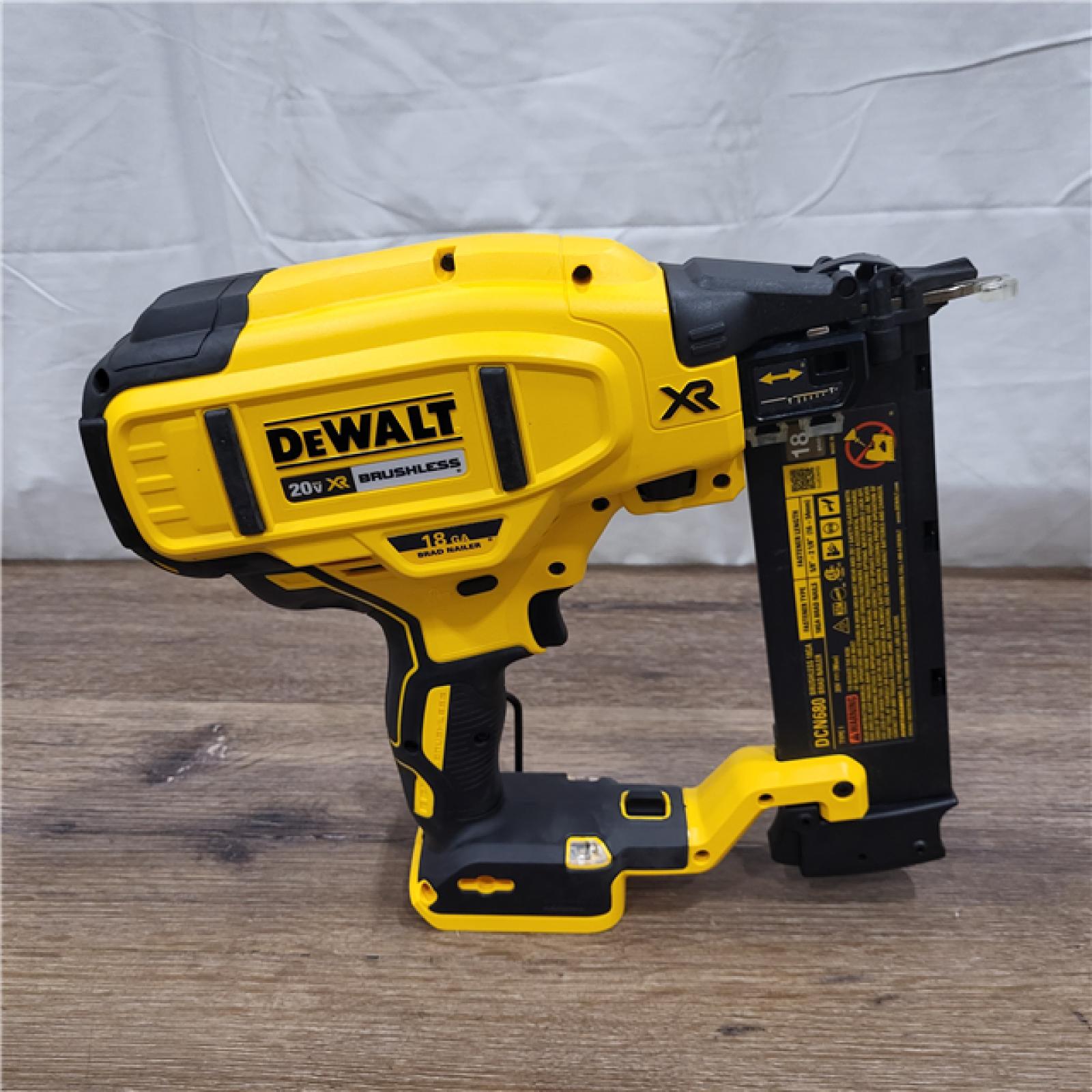 NEW! DEWALT 20V MAX XR 18 Gauge Brad Nailer Kit