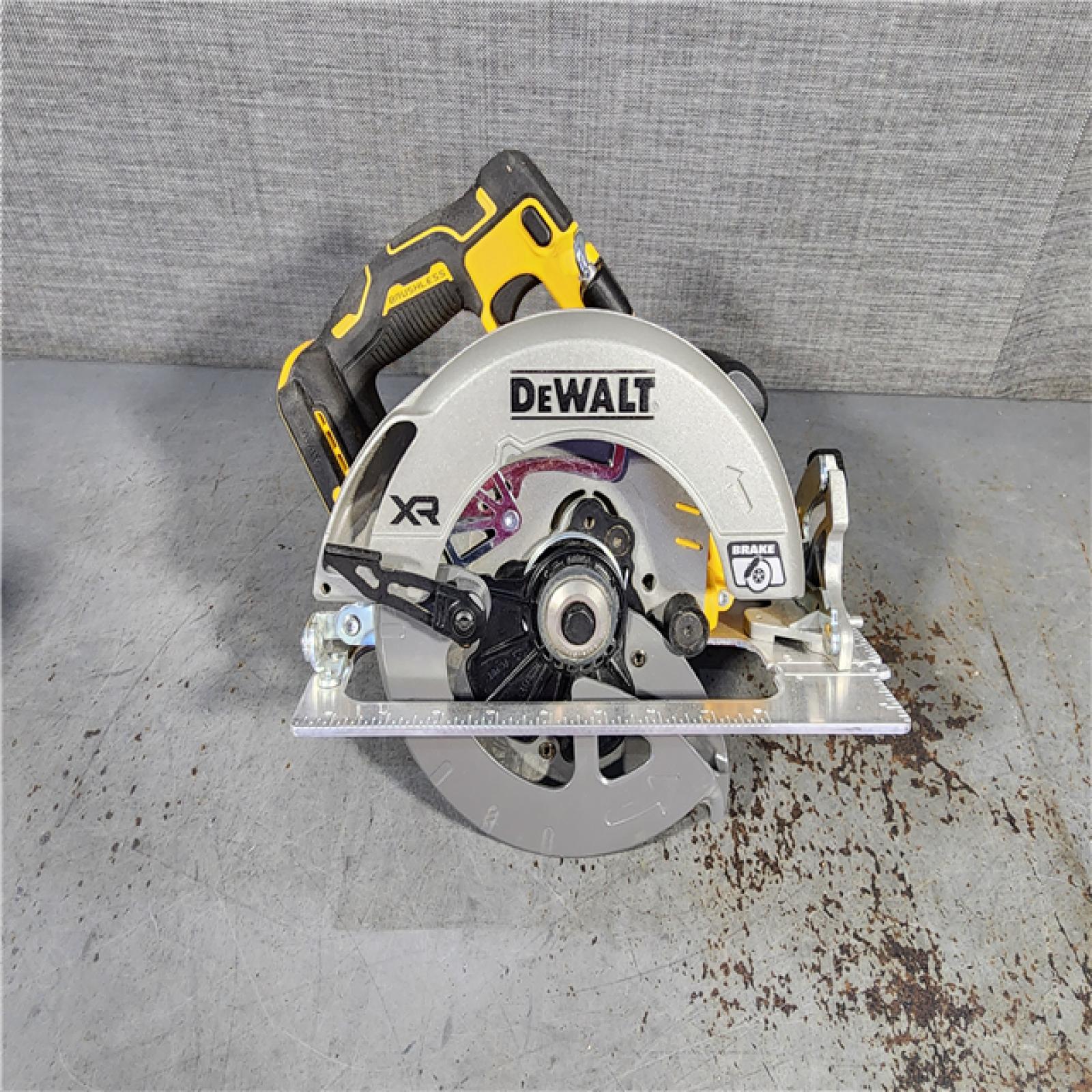 HOUSTON LOCATION - AS-IS DEWALT 20-Volt MAX 7-1/4 in. Cordless Circular Saw (Tool Only)