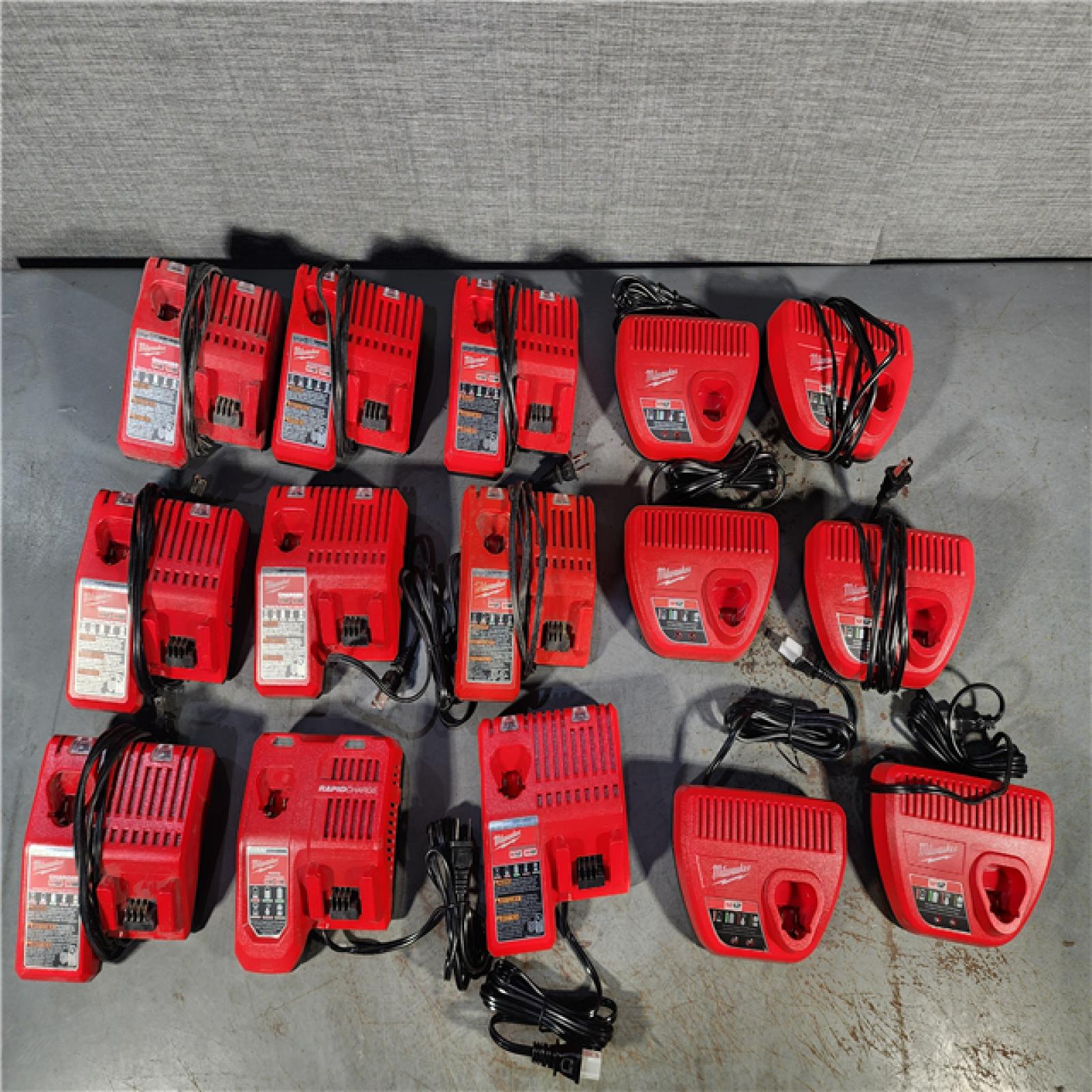 HOUSTON LOCATION - AS-IS MILWAUKEE BATTERY CHARGER PACK QTY - 15