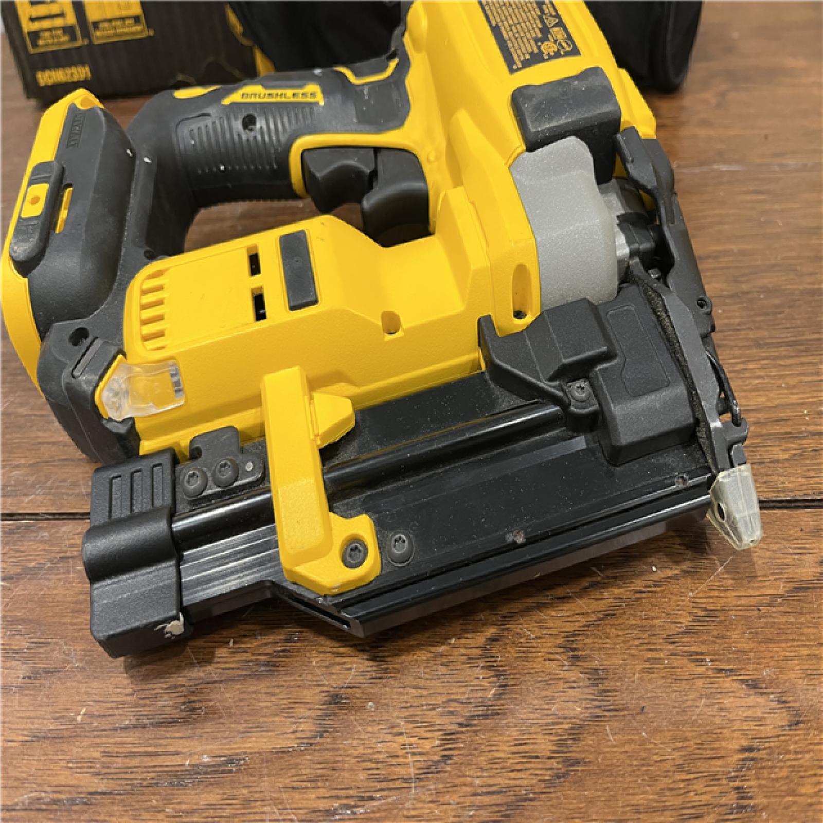 AS-ISDeWalt DCN623D1 20-Volt MAX Atomic Compact Cordless Pin Nailer Kit  Brushless Motor  23 Gauge  Battery - Quantity 1