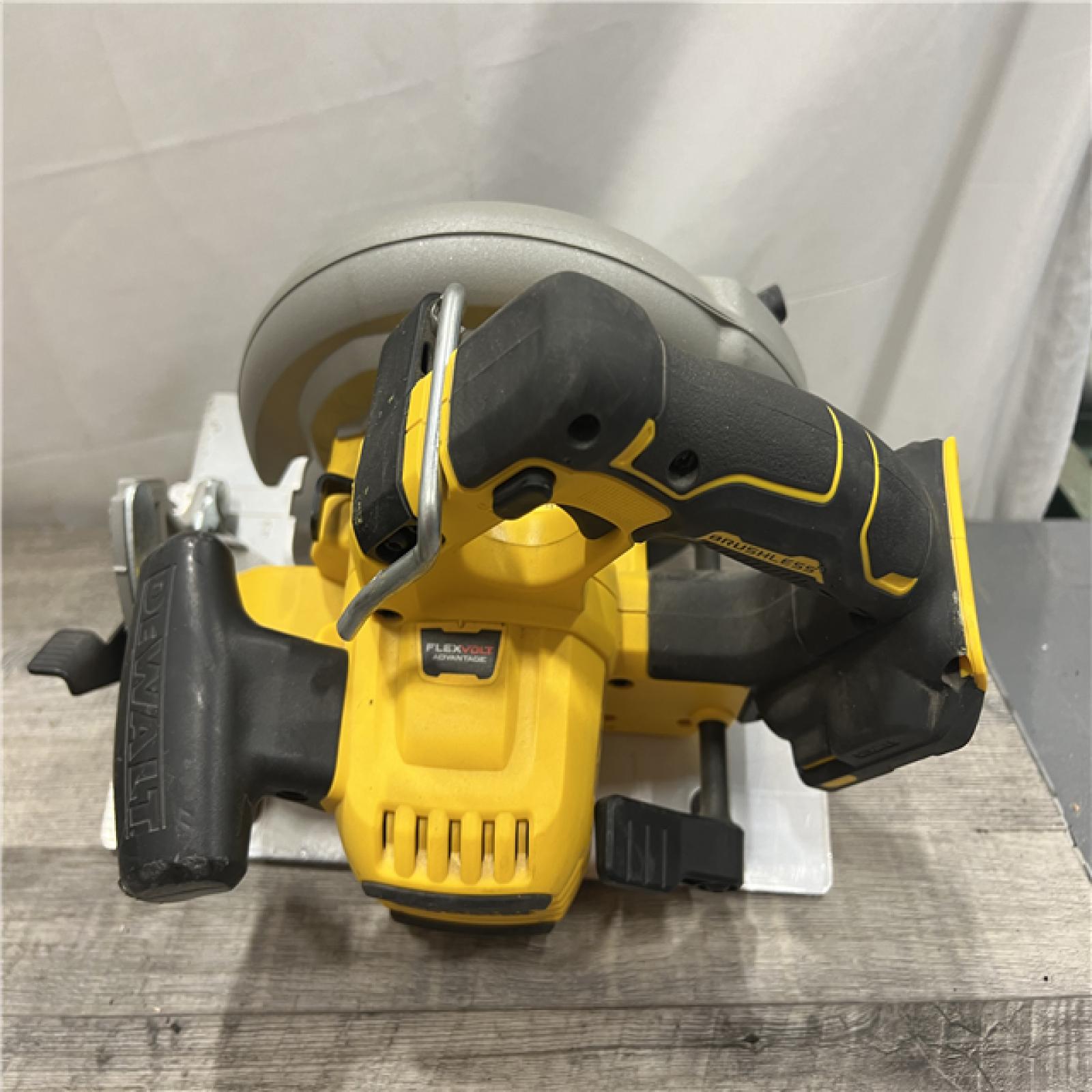 AS-IS DEWALT 20V MAX Cordless Brushless 7-1/4 in. Sidewinder Style Circular Saw with FLEXVOLT ADVANTAGE (Tool Only)