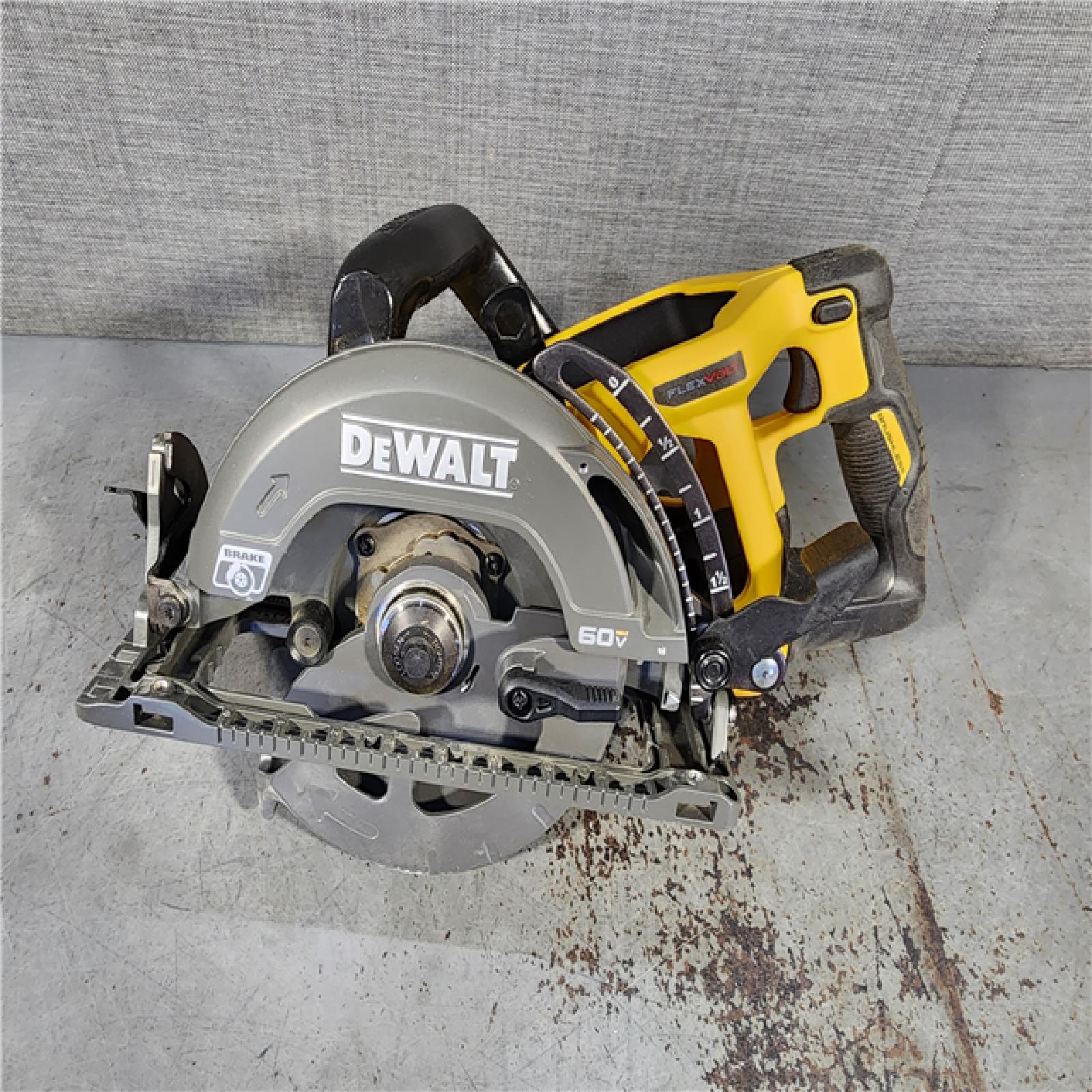 HOUSTON LOCATION - AS-IS (APPEARS LIKE NEW) DEWALT FLEXVOLT 60V MAX Cordless Brushless 7-1/4 in. Wormdrive Style Circular Saw (Tool Only)