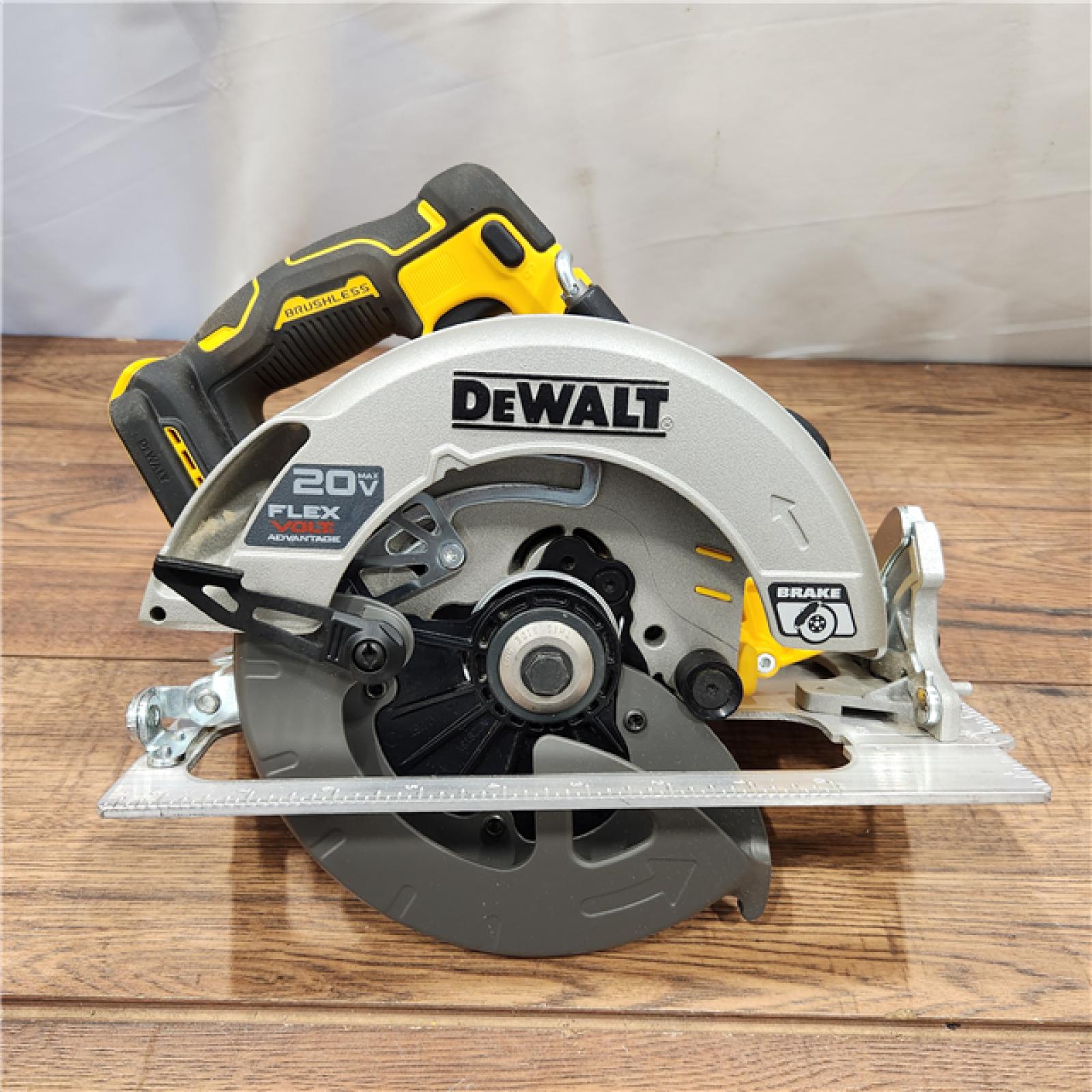 AS-IS DEWALT 20V MAX Cordless Brushless 7-1/4 in. Sidewinder Style Circular Saw w/ FLEXVOLT ADVANTAGE (Tool Only)